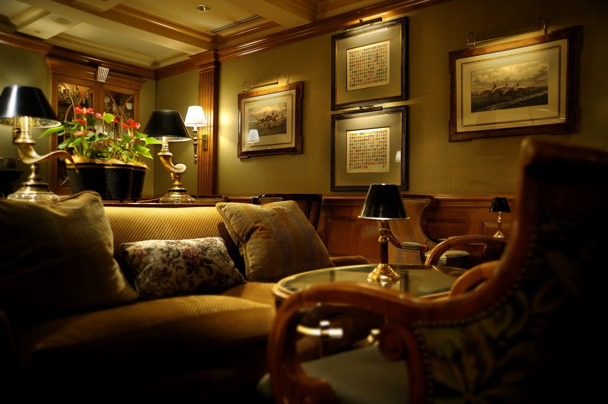 クラシックな内観のメインバー「ロイヤル アスコット」