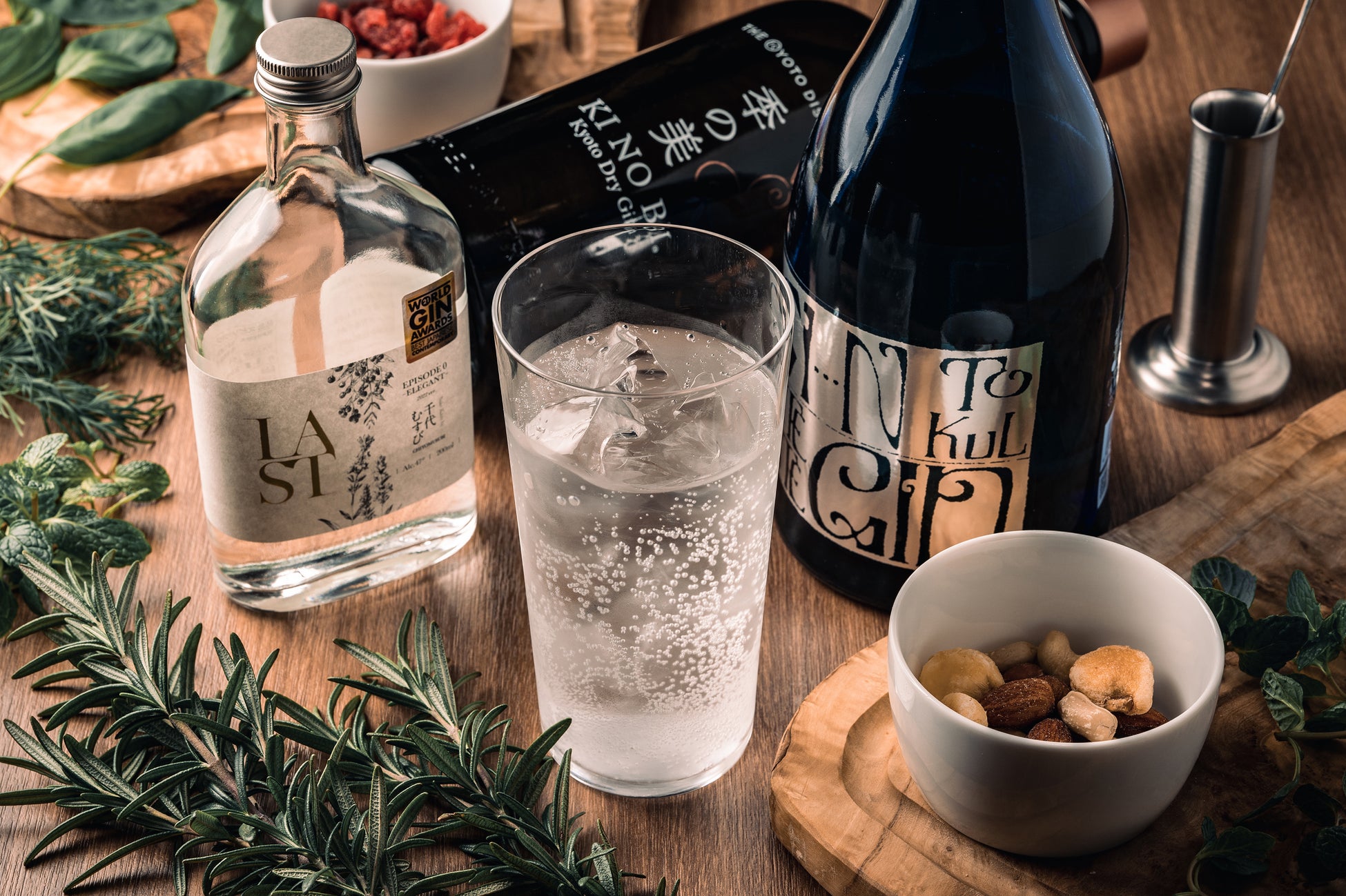 ジンを3種類から選んで炭酸水と合わせる「ジンリッキー」(800円・ナッツ・ドライフルーツ付・消費税込)