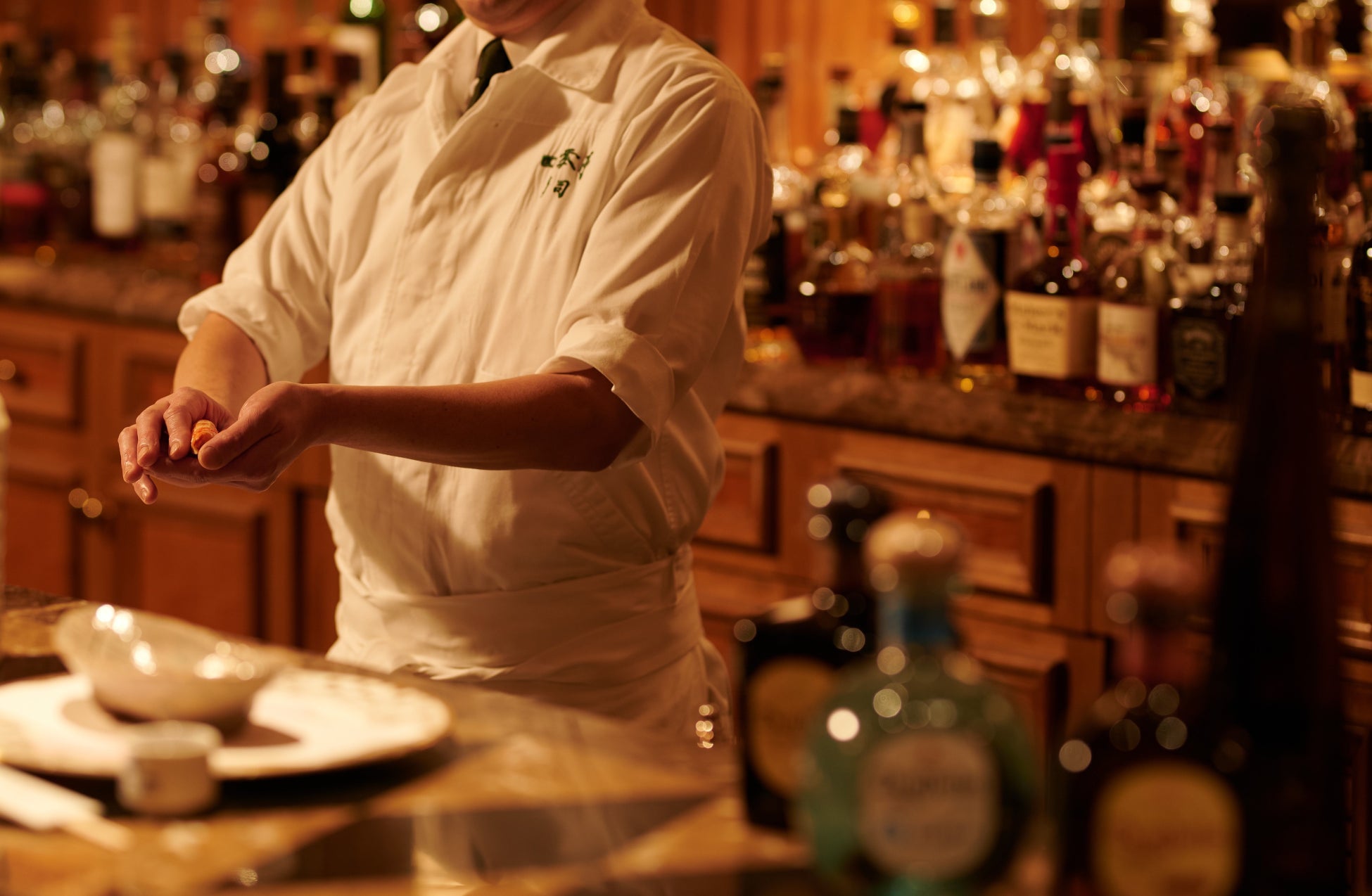 バーカウンターで握る寿司パフォーマンス