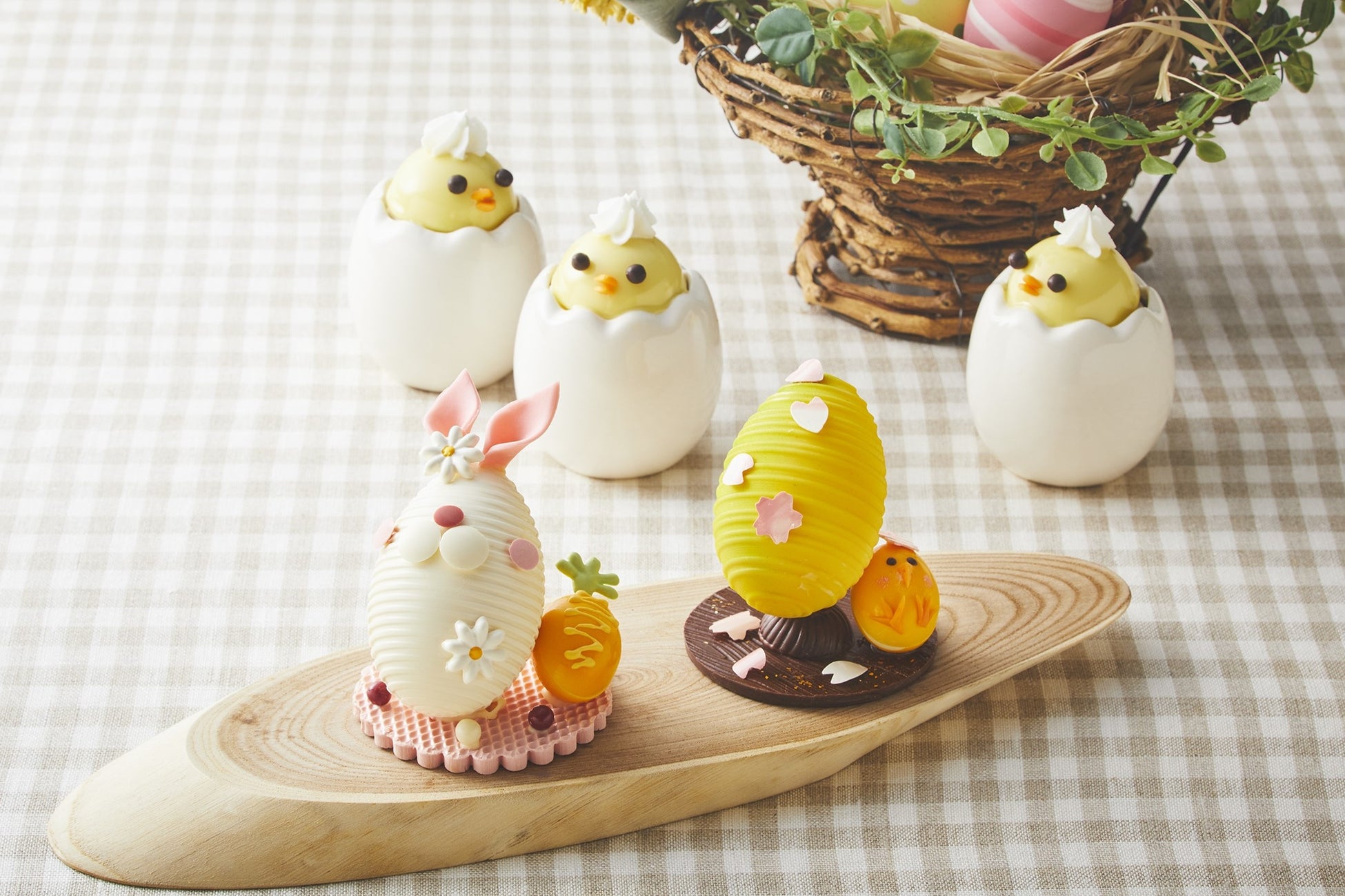 イースターエッグショコラ(手前)、ひよこのプリン(奥)