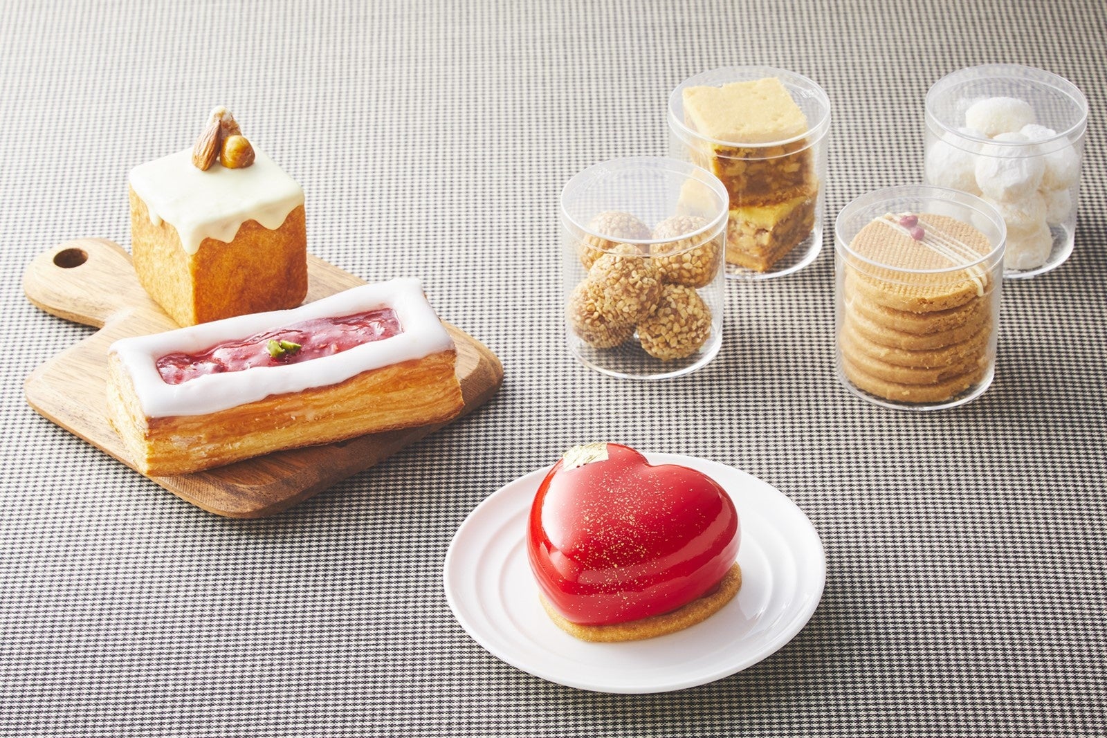 Rouge(中央)、ホワイトデーアソート(右奥) ヘーゼルナッツのキューブブリオッシュ(左奥)、 ラズベリーデニッシュ(左)