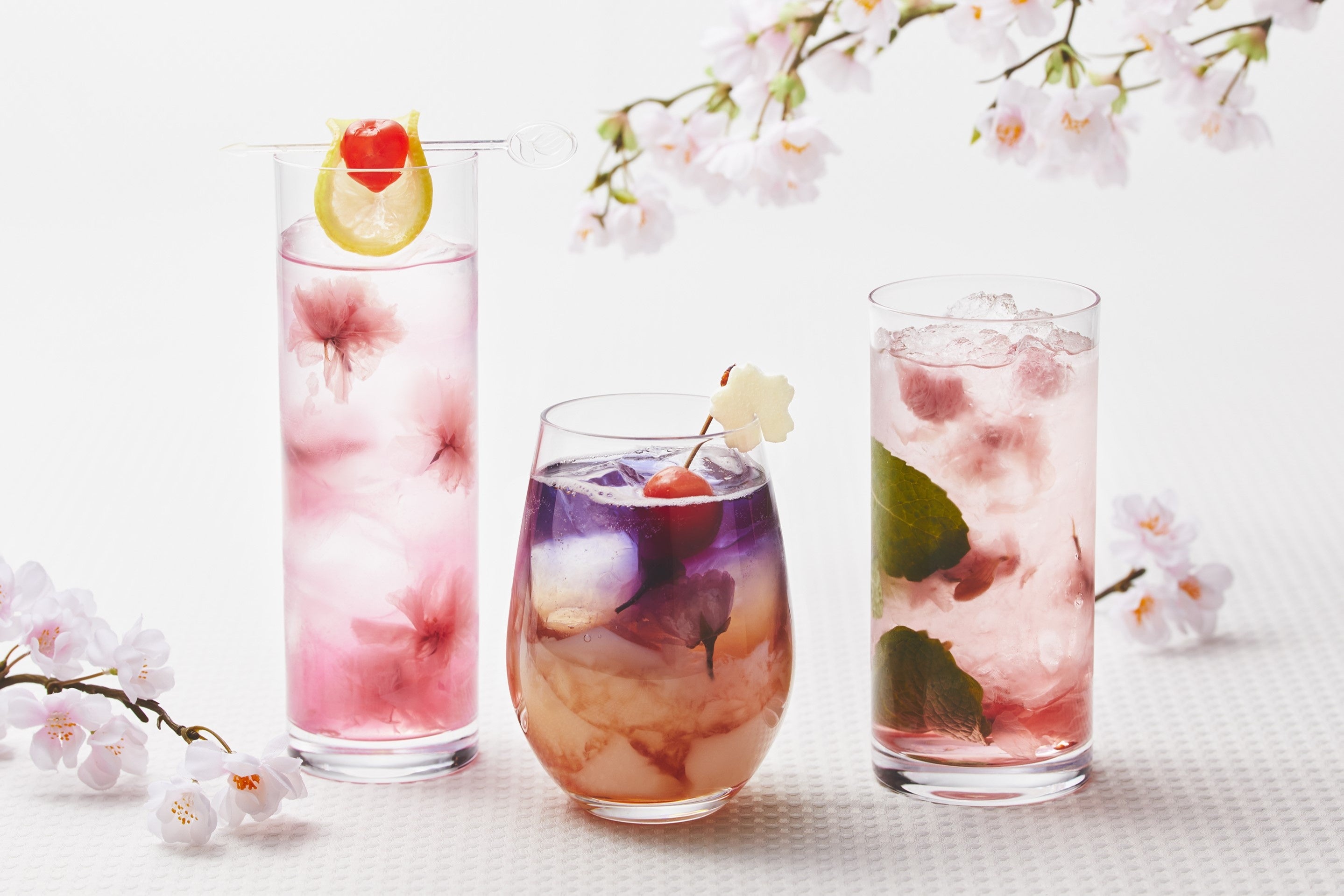 写真左より：さくらとハチミツのレモンサワー、 夜桜杏仁スカッシュ、さくら咲くモヒート
