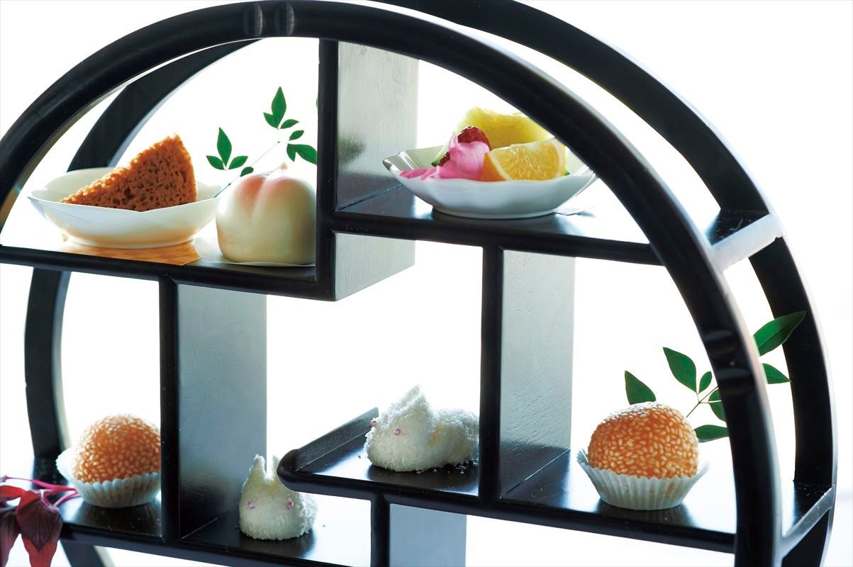写真上段左より ・蒸しカステラ プーアル茶風味 ・桃饅頭 ・フルーツの盛合せ/写真下段左より ・胡麻団子 ・ウサギのマシュマロ