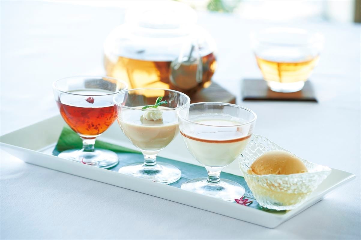 写真左より　・烏龍茶ゼリー　・ 祁門紅茶プリン　・杏仁豆腐 ジャスミン茶シロップ　・マンゴーシャーベット