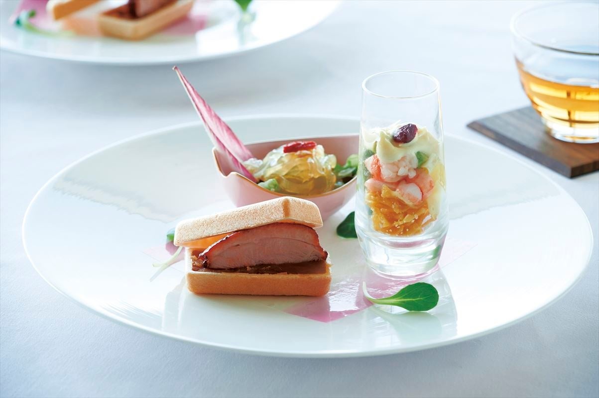 ・クラゲと神奈川県産野菜 湘南ゴールドのソース ・紅茶鴨入り安納芋のチャイナ最中　・海老 アボカド ビワのマンゴーマヨネーズソース