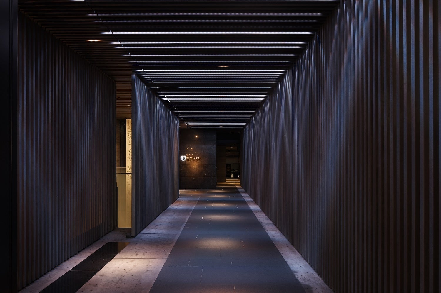 エントランスアプローチに光のアート⑤：ⓒ髙橋 匡太　撮影者：村上 美都