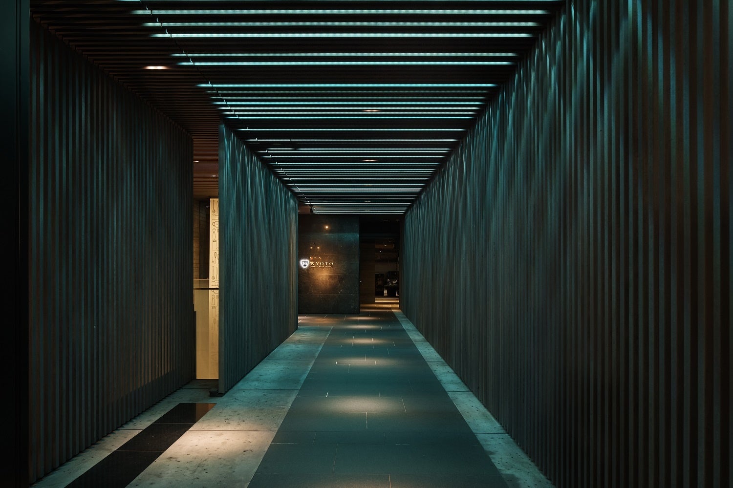 エントランスアプローチに光のアート③：ⓒ髙橋 匡太　撮影者：村上 美都