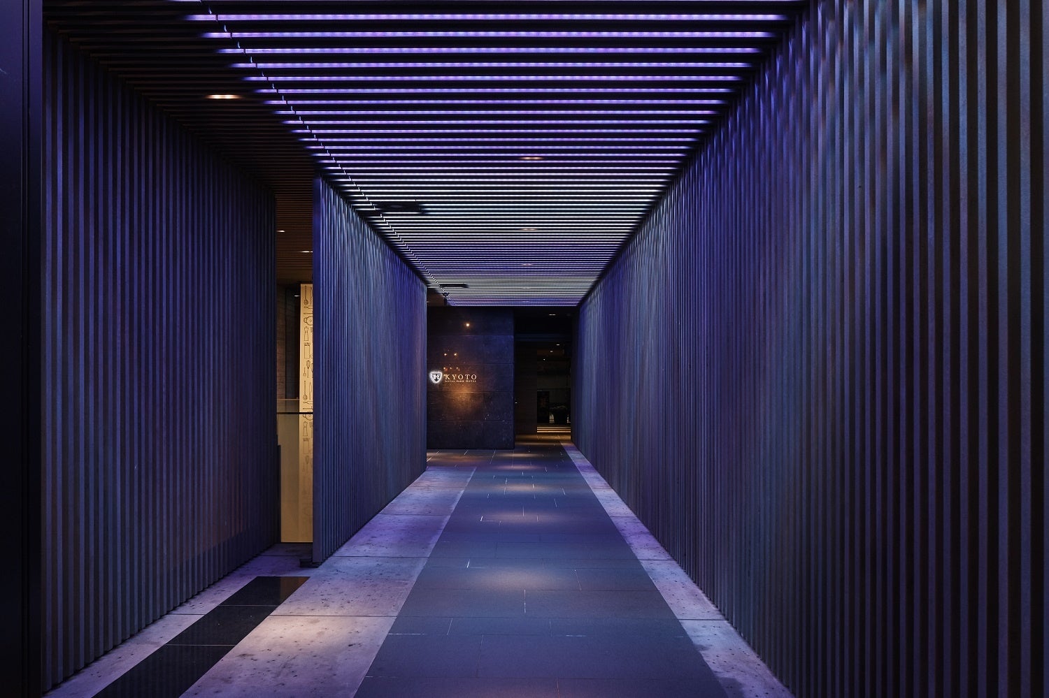 エントランスアプローチに光のアート④：ⓒ髙橋 匡太　撮影者：村上 美都