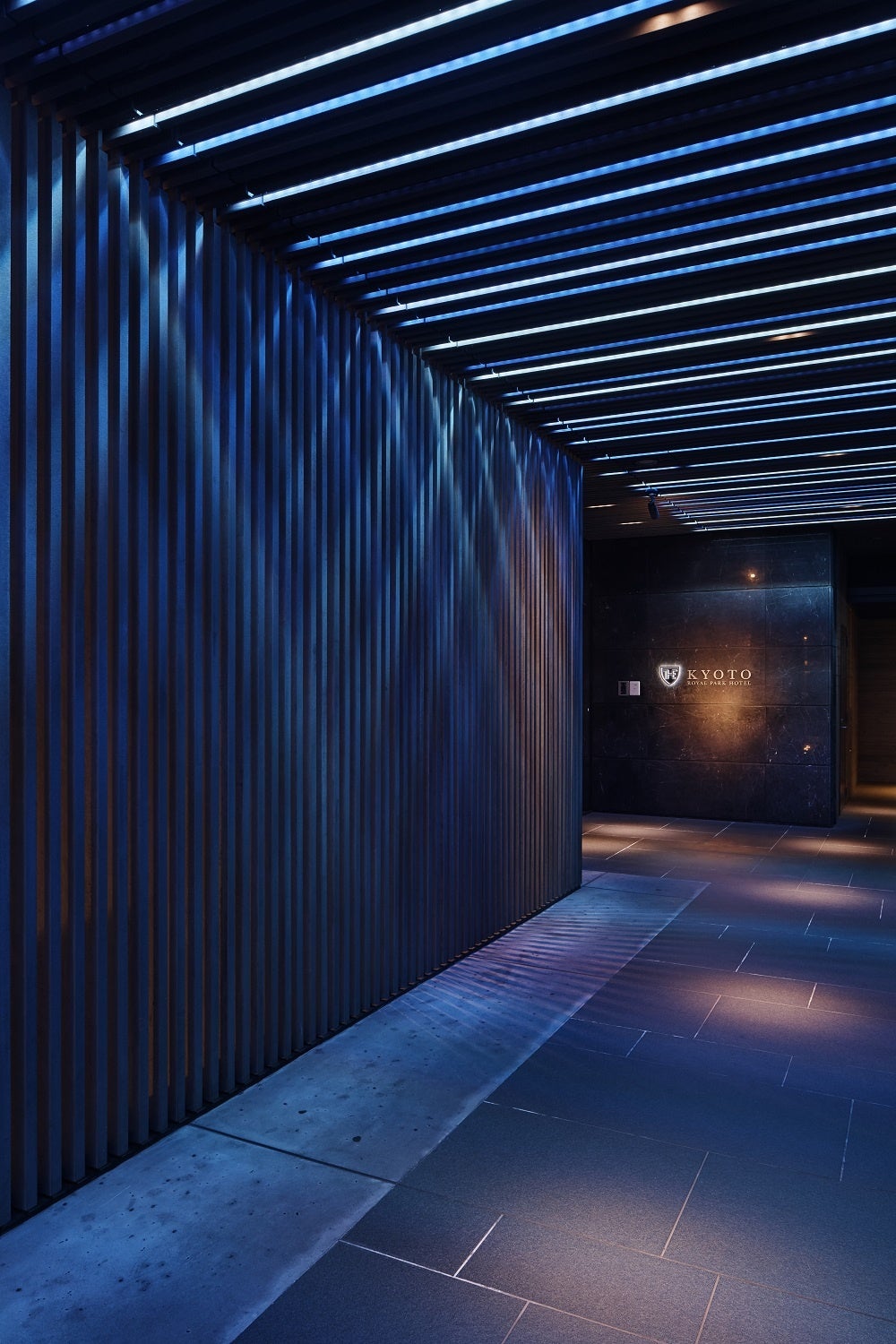 エントランスアプローチに光のアート①：ⓒ髙橋 匡太　撮影者：村上 美都