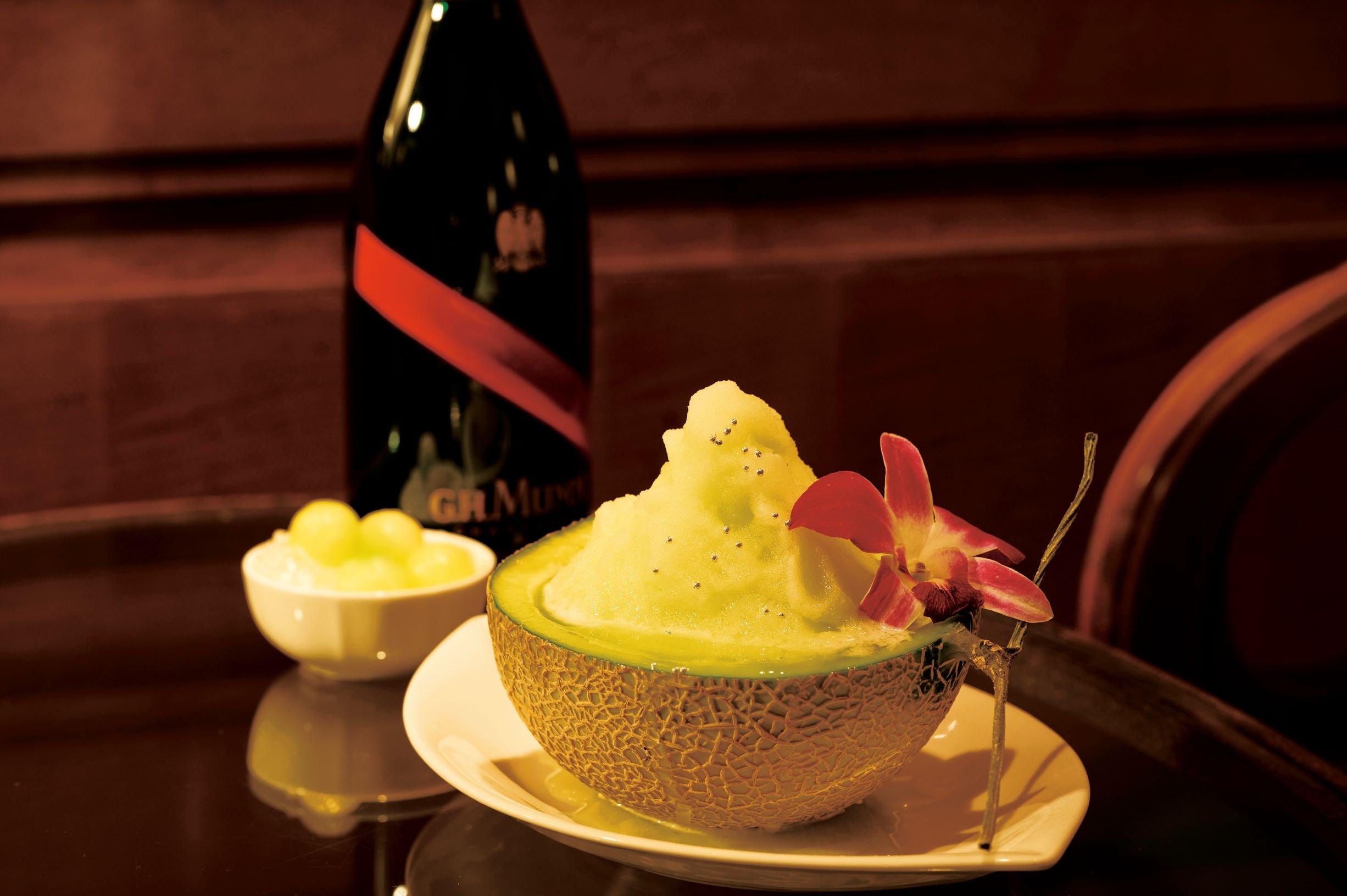 メロンを半分使用した贅沢なシャンパンカクテル