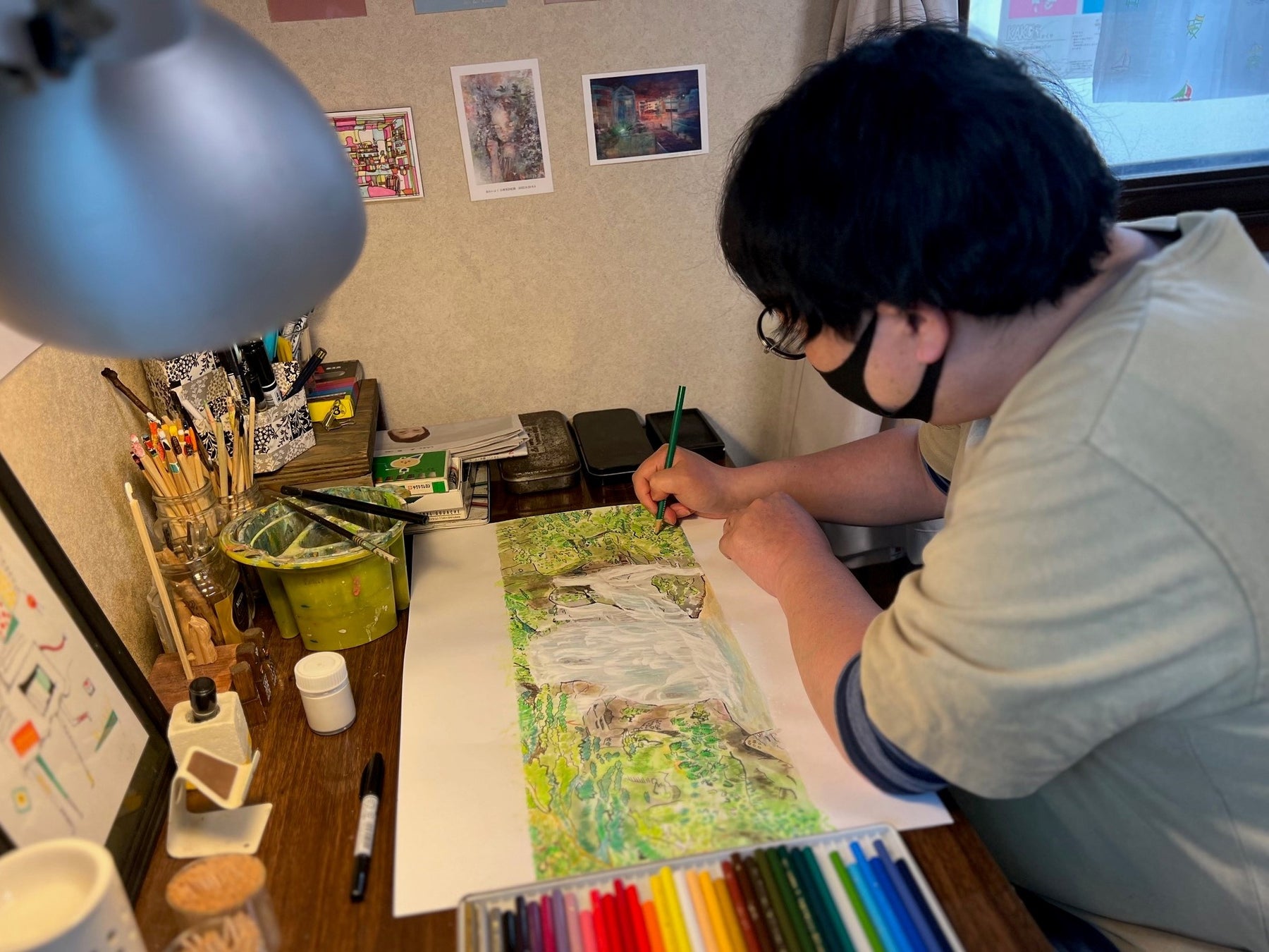 石井氏のアート制作風景