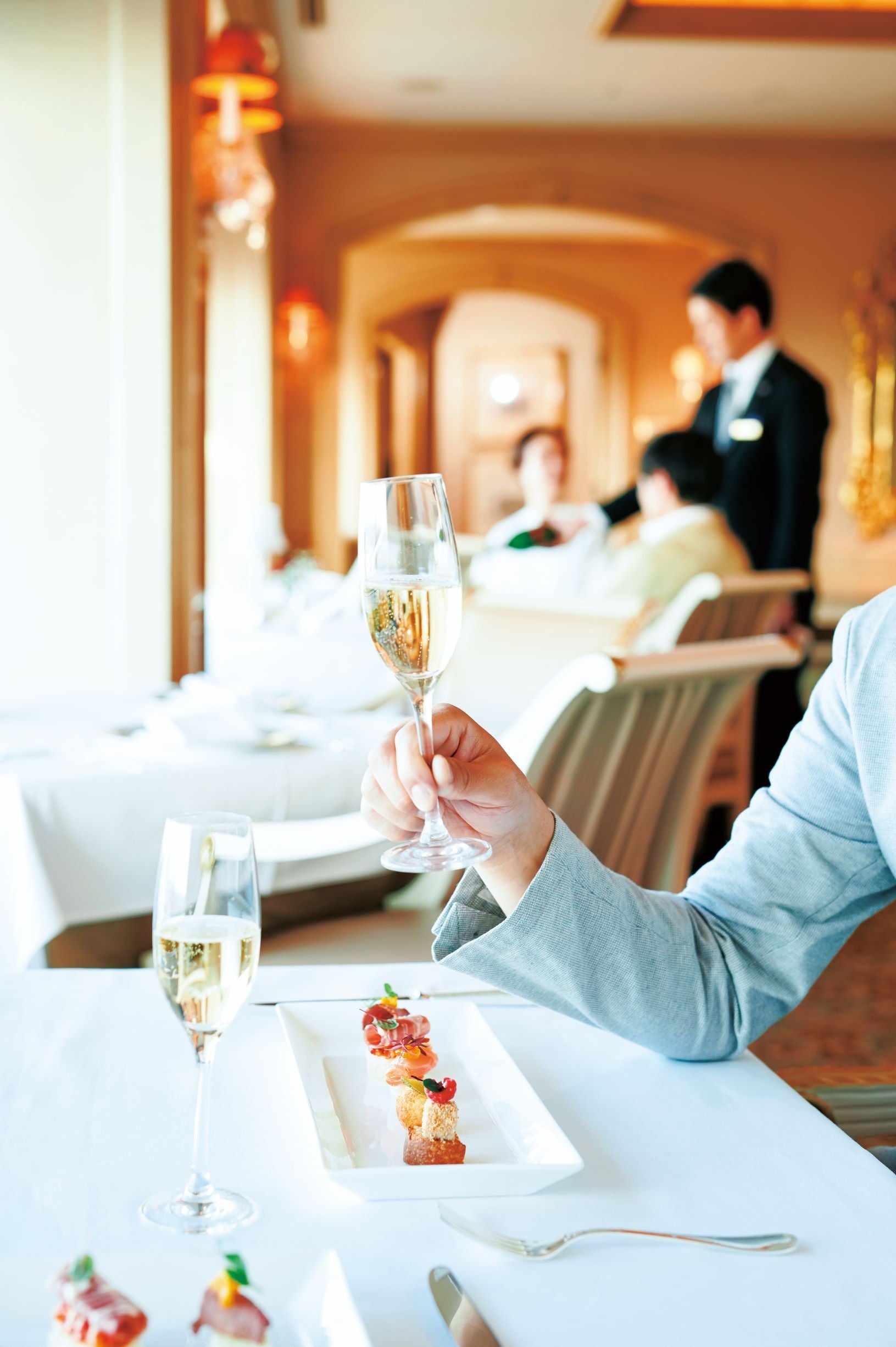 食前酒（アペリティフ）とともにシェフが腕を振るうアミューズをお楽しみください