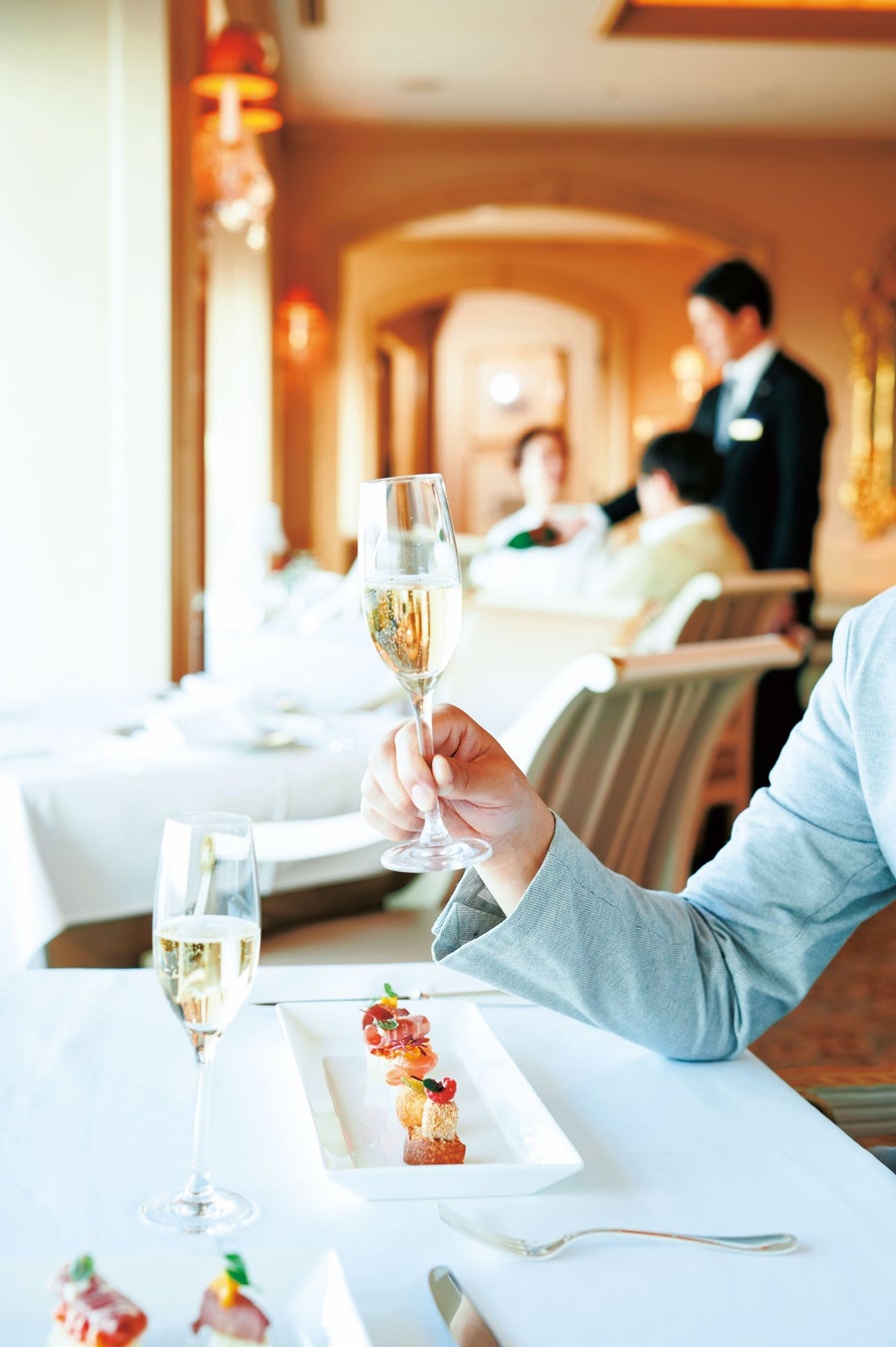 食前酒(アペリティフ)とともにシェフが腕を振るうアミューズをお楽しみください