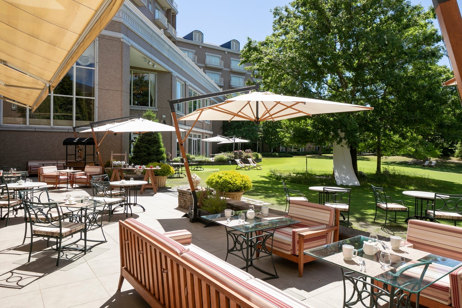 ガーデン隣接のテラス席での食事も楽しめる