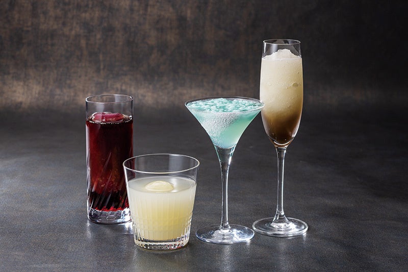 【東京】モンスターハンターコラボカクテル（左から「棘茶竜エスピナス亜種」、「④	ナルガクルガ希少種」、「①	冰龍イヴェルカーナ」、「②	混沌に呻くゴア・マガラ」をイメージしたカクテル