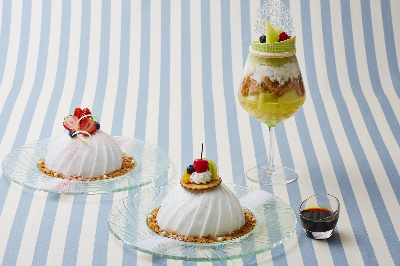 「スノードームケーキ」“ストロベリー”(左)、“プリン・ア・ラ・モード”(中央)、「スノーパフェ」“メロン”(右)