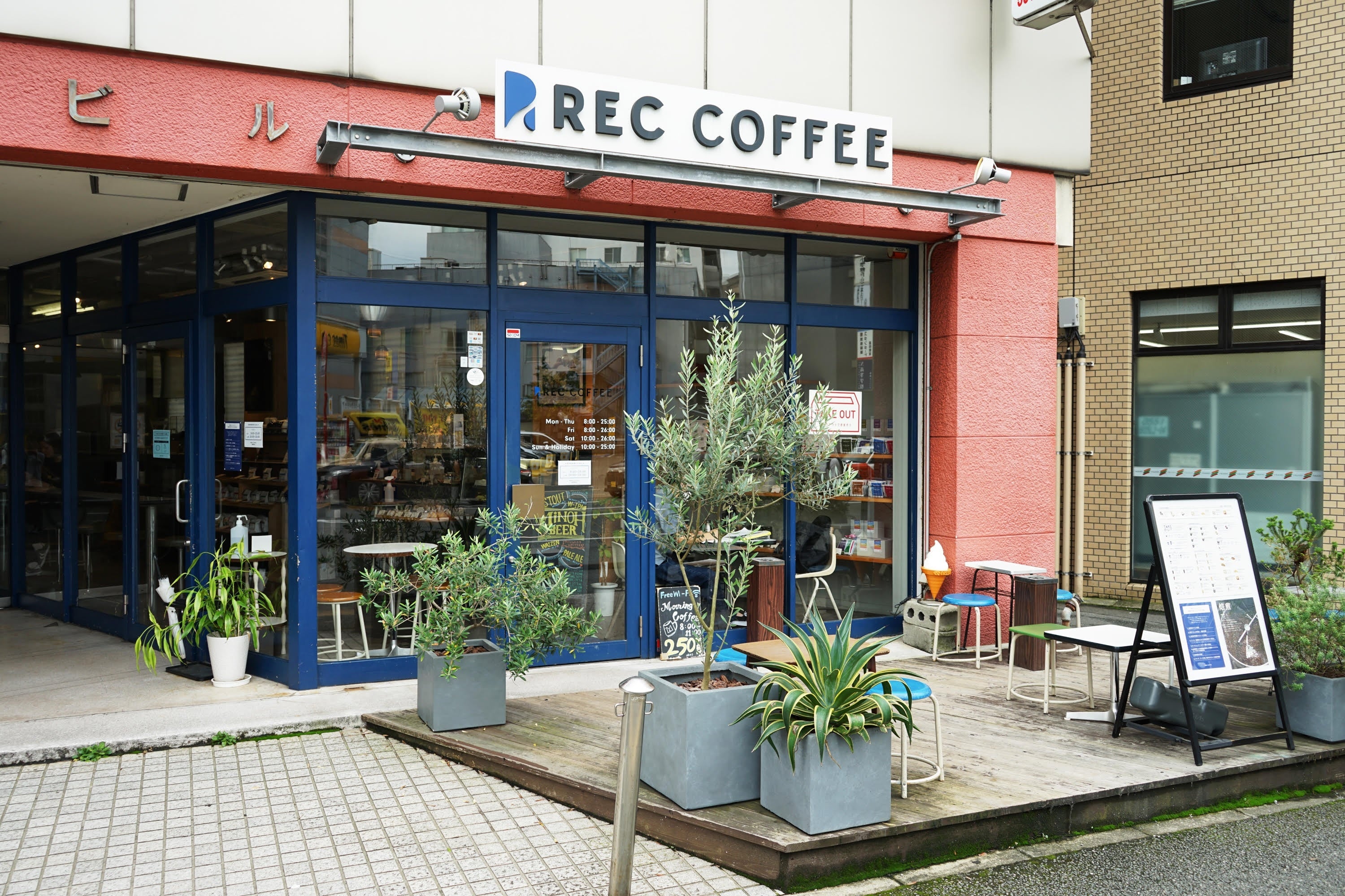 福岡発祥の「REC COFFEE」の薬院駅前店