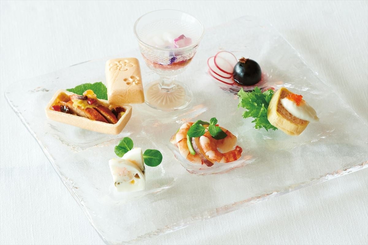 安納芋と腸詰めのチャイナ最中/巨峰の桂花陳酒シロップ漬け/蟹肉とアヒルの塩玉子の卵白蒸し/海老 アボカド イチジクのワインマヨネーズソース/烏龍茶で燻した鮭巻き 大山豆腐ソース