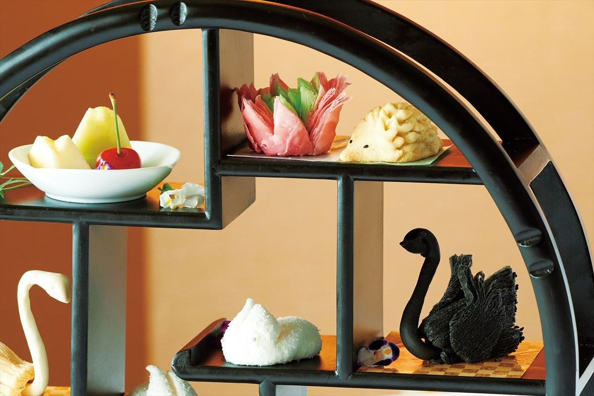 写真上段左より）フルーツ／ココナッツ餡入り蓮華パイ／針鼠の焼菓子／写真下段左より）ウサギのマシュマロ／栗餡入りスワンパイ