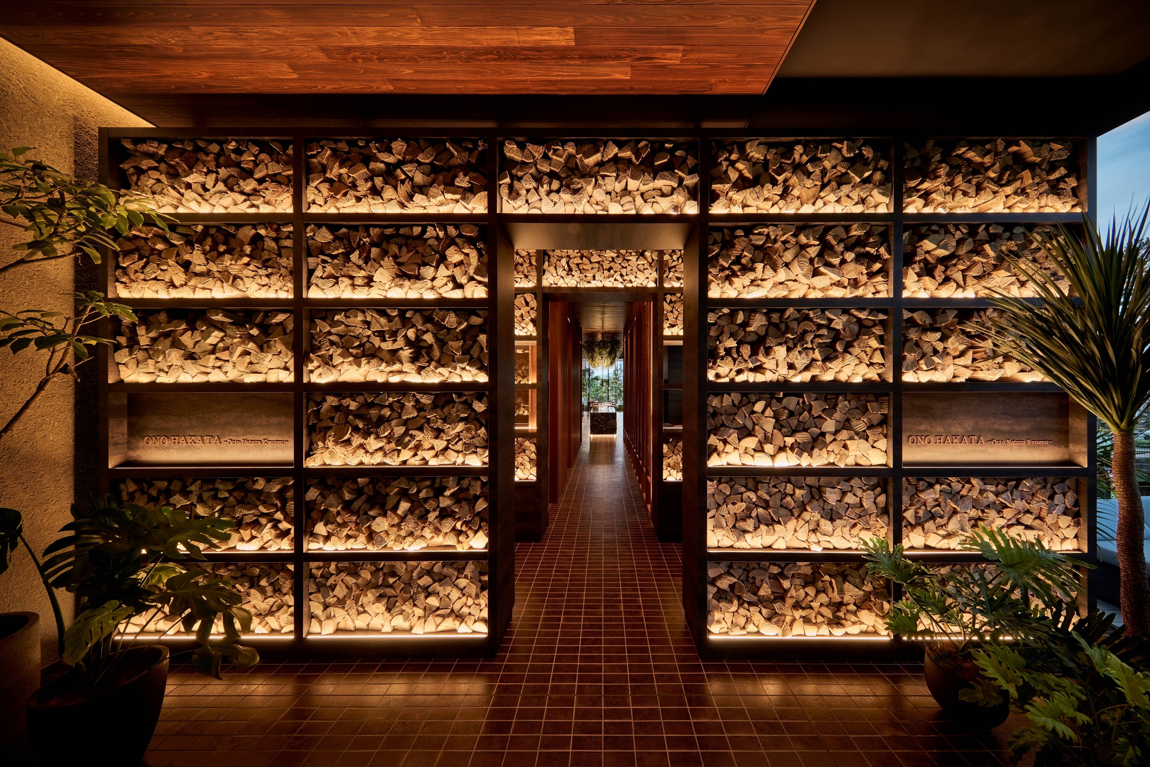 薪のエントランスが印象的な「レストラン」