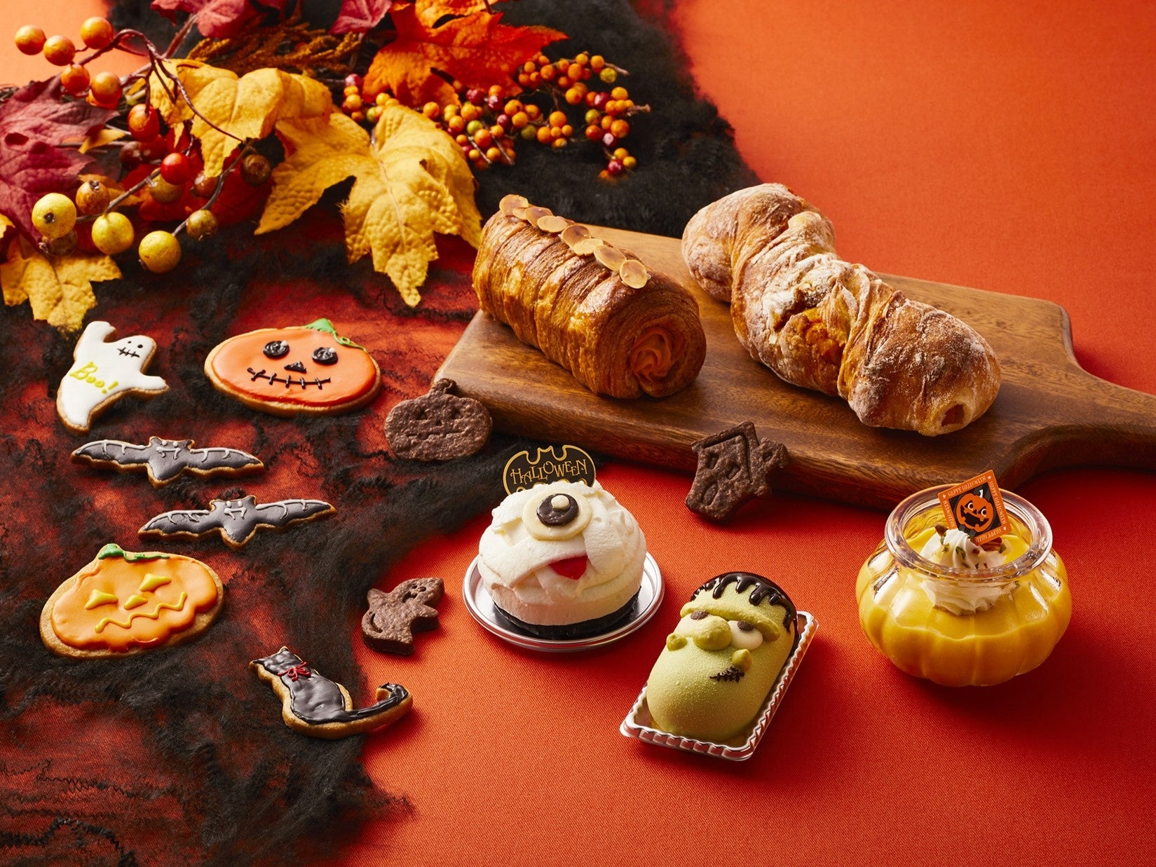 ハロウィンスイーツ&パン(右上から、カボチャリュスティック、カボチャコロネ、左下からハロウィンクッキー、ハロウィンマミー、ハロウィンフランケン、カボチャプリン)