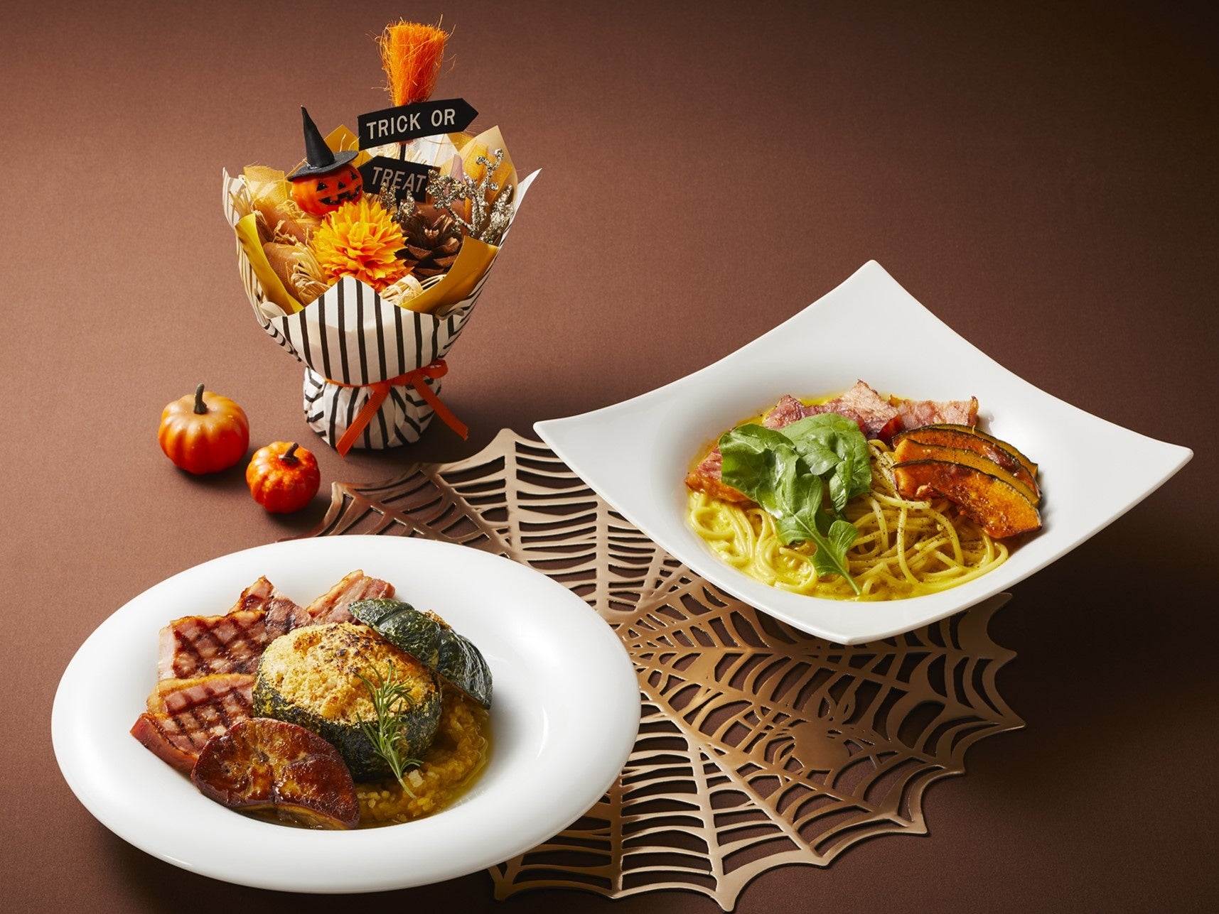 ハロウィンアラカルトメニュー(左から、丸ごとカボチャのドリア フォアグラソテー添え、カボチャのカルボナーラ)