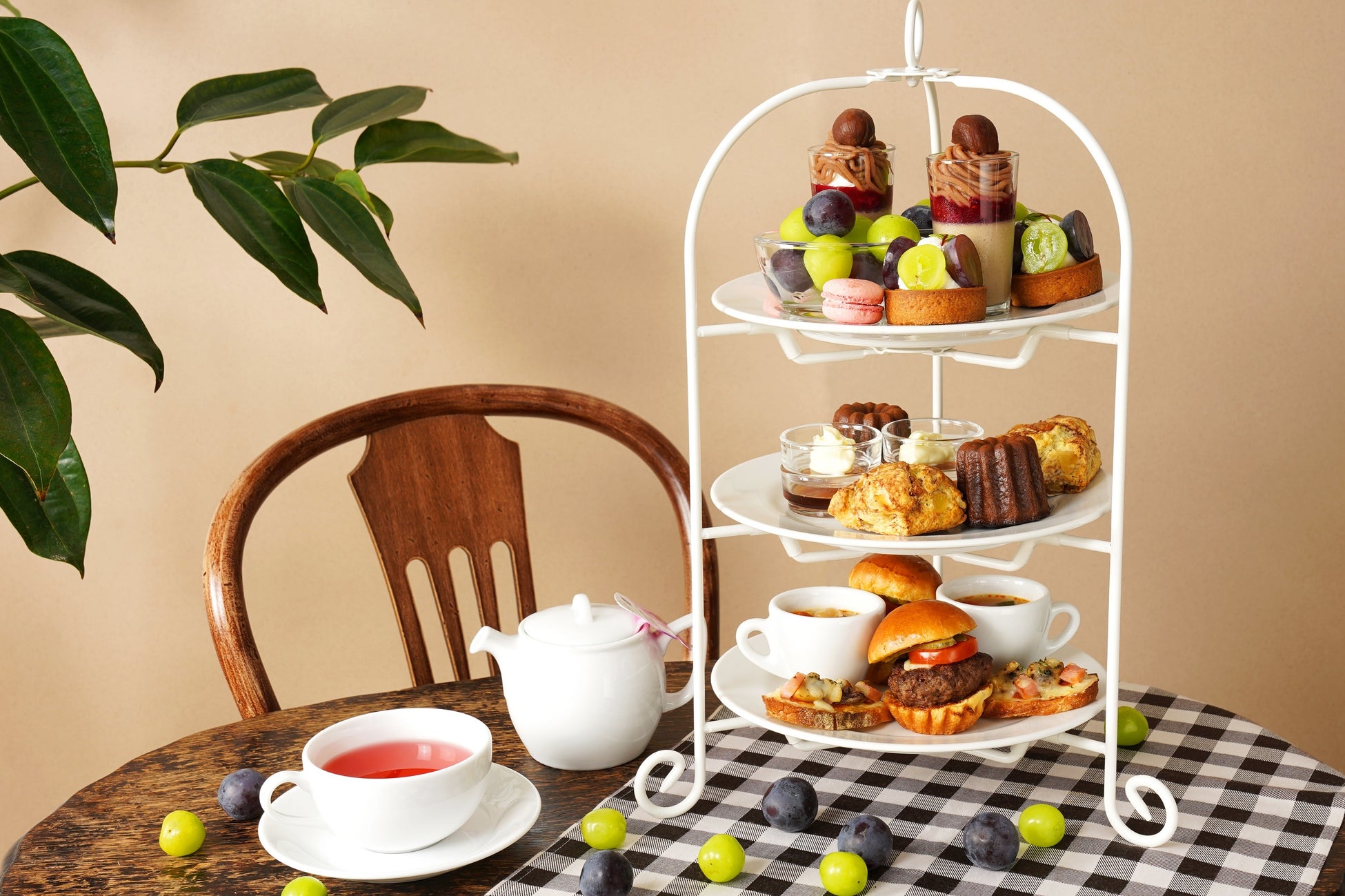 シャインマスカットと栗のアフタヌーンティー 2023 ※ティースタンドは2名様分