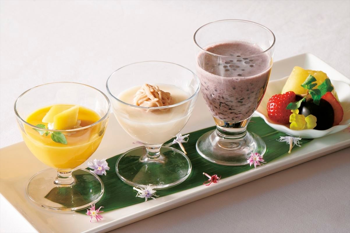 マンゴープリン／杏仁豆腐 モンブラン仕立て／黒もち米のタピオカ入りココナッツミルク／フルーツ