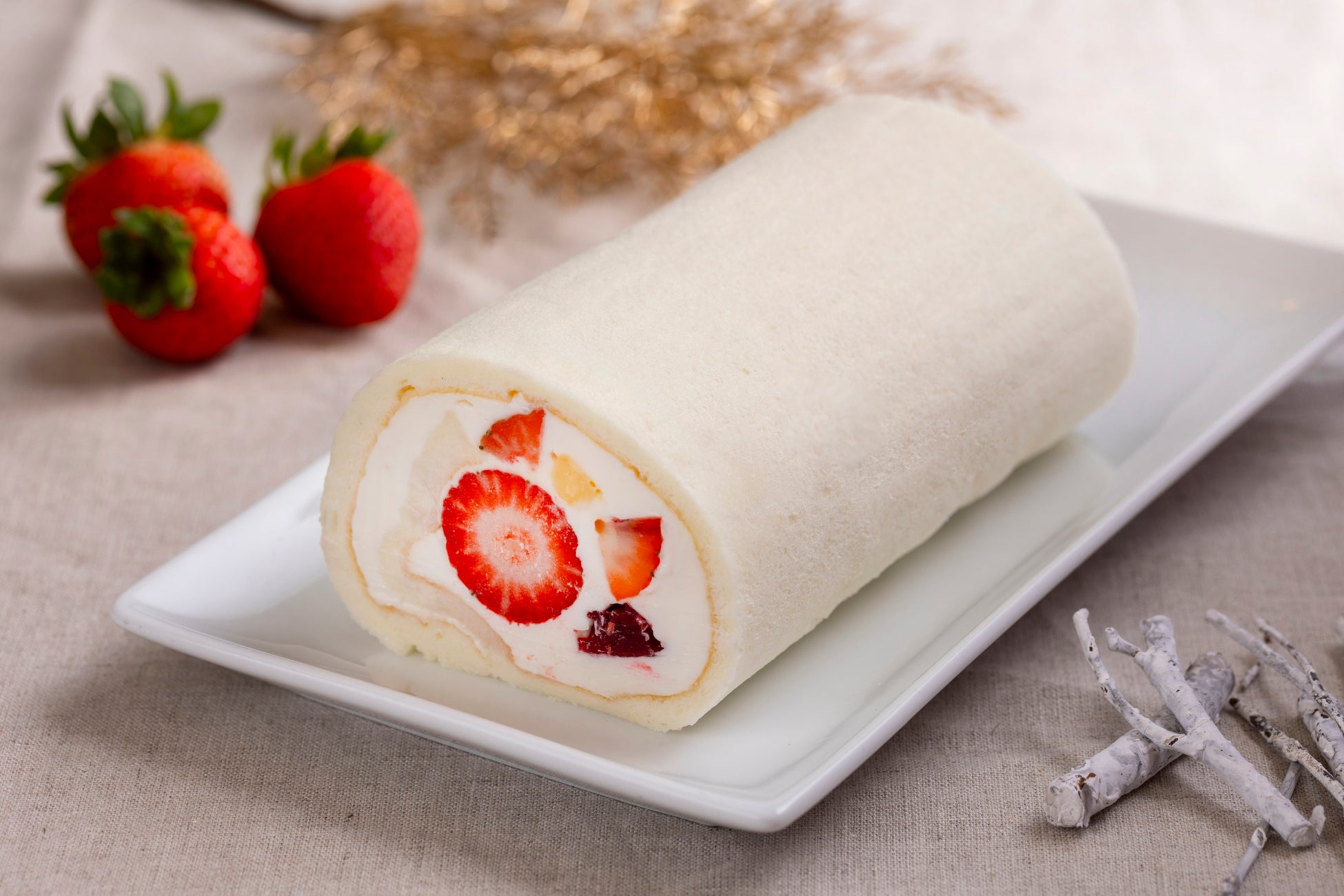 テイクアウト ベリーのホワイトロールケーキ