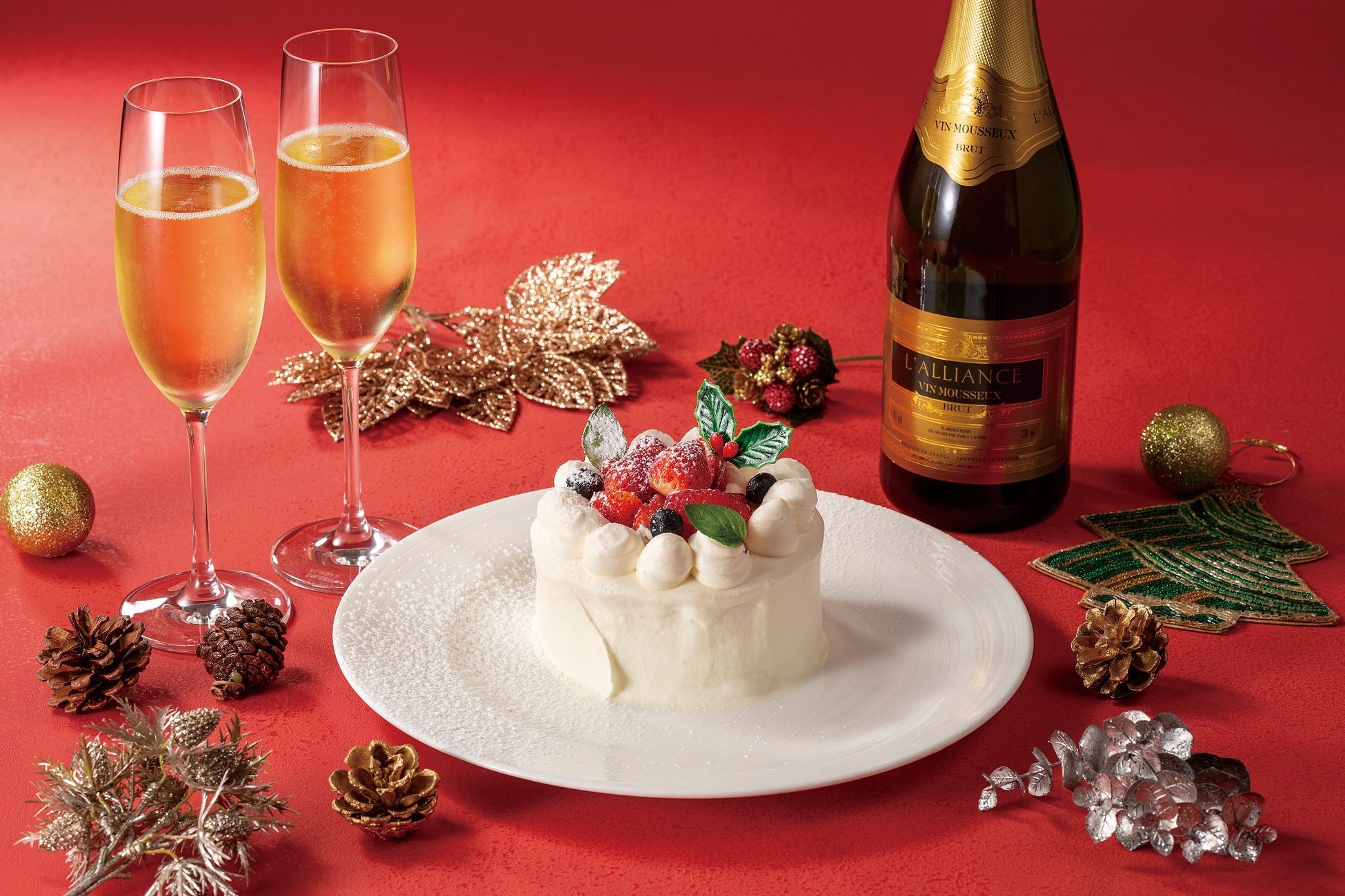 スパークリングワインとクリスマスケーキ