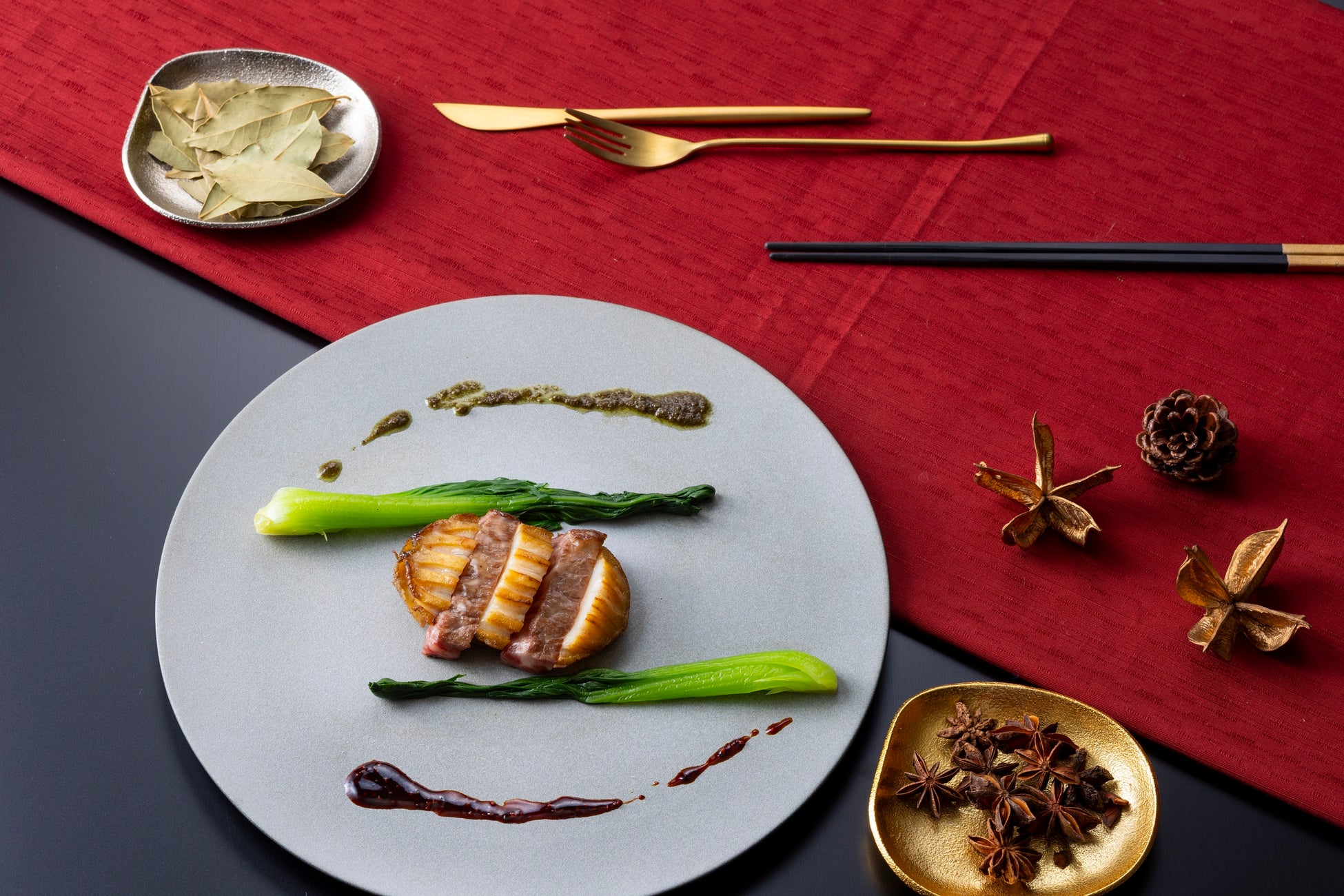 『仙台牛』サーロインと岩手県 大船渡『三陸翡翠あわび』の麒麟仕立て 蜂蜜黒胡椒ソースと青山椒オイルの香り