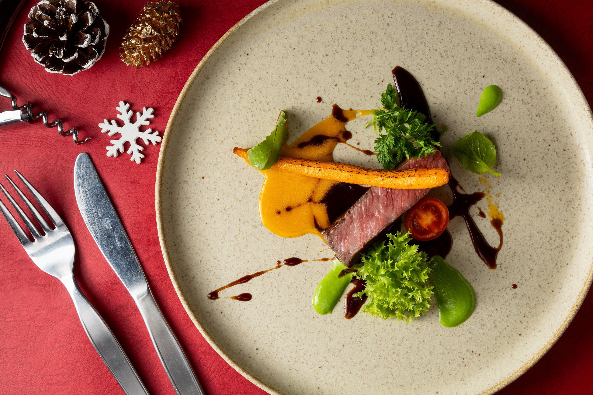 56℃ 鹿児島県産黒毛和牛サーロインの低温ロースト ~大蒜甜醤油 低温黄金鶏卵 春菊クーリのソース~ 中華蒸しパンの花巻添え