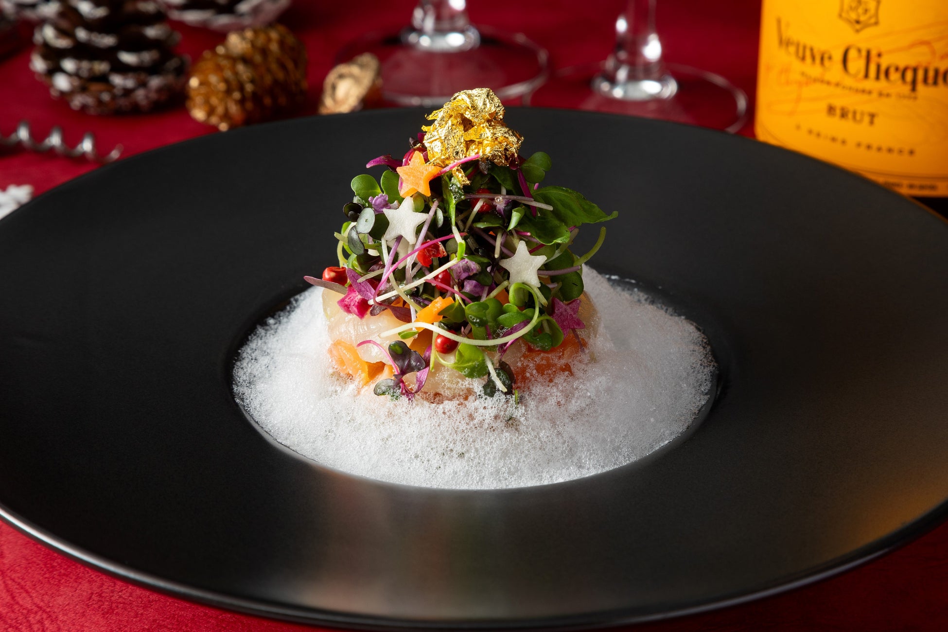 北海道産昆布締め帆立のミキュイと白姫海老とサーモンのアンサンブル ~海の幸コンソメジュレと泡雪景色 聖夜の始まり~