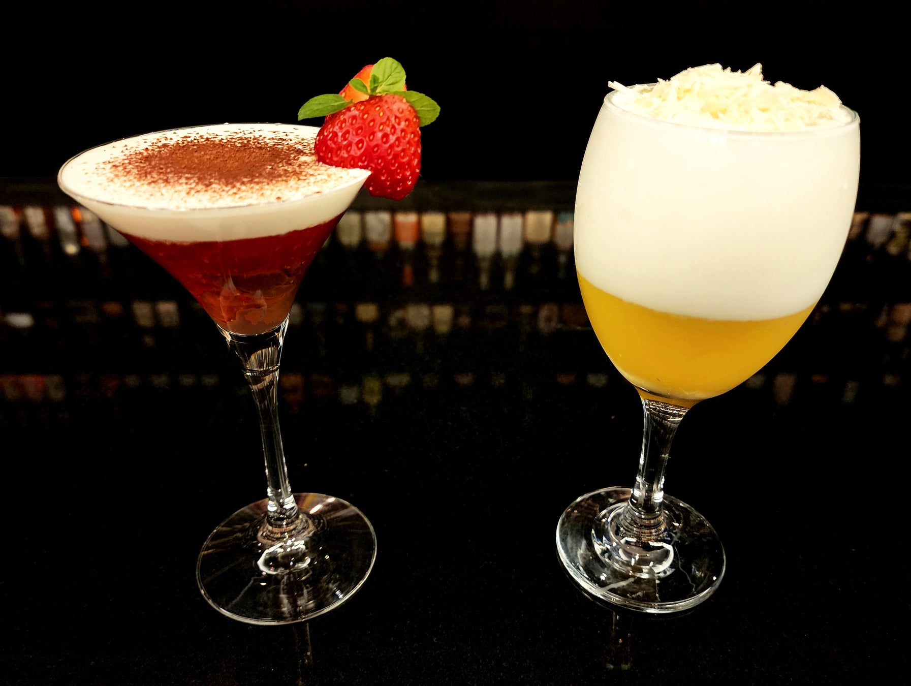 バレンタインカクテル 左:「Amaou Amande Cacao あまおう杏仁カカオ」、右:「Bonjour cacao ボンジュール カカオ」