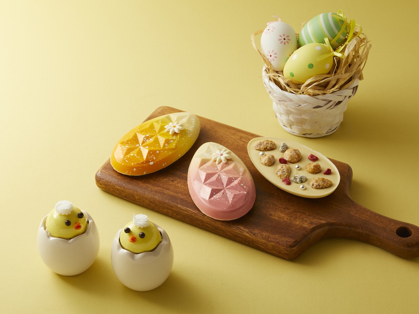 ひよこのプリン(左)、イースターエッグショコラ(右)