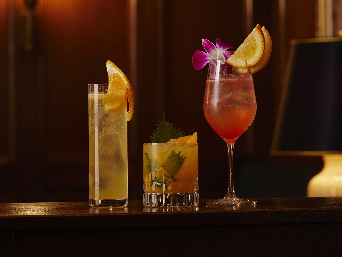 マンスリーシグネチャーカクテル 4月（左から、デコポンのジンフィズ、枇杷と大葉のスマッシュカクテル、甘夏のビタートニック）
