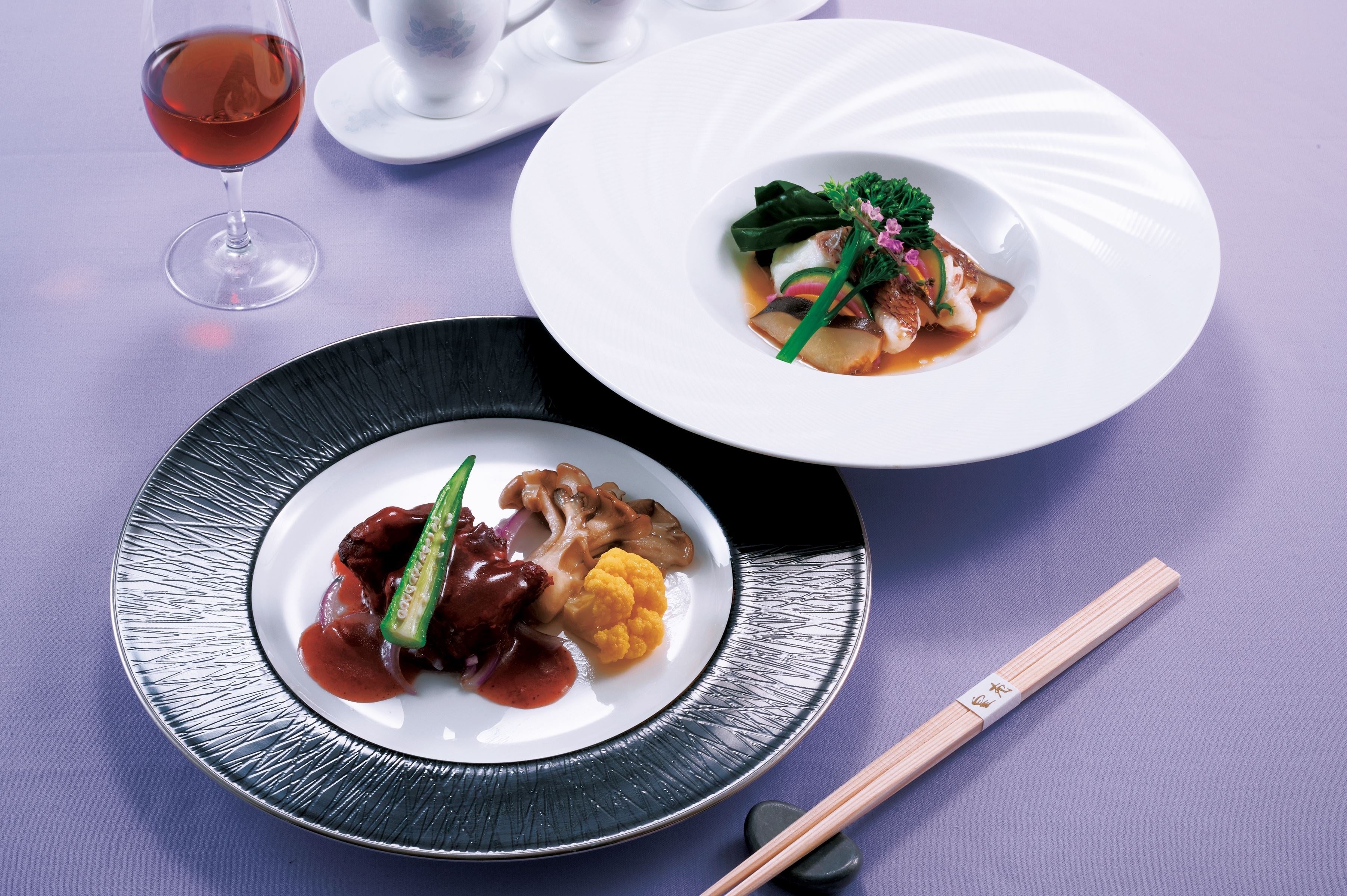 左）やまゆりポークのスペアリブ 赤酢と黒酢煮込み／右）鯛の麒麟飾り蒸し 魚露ソース