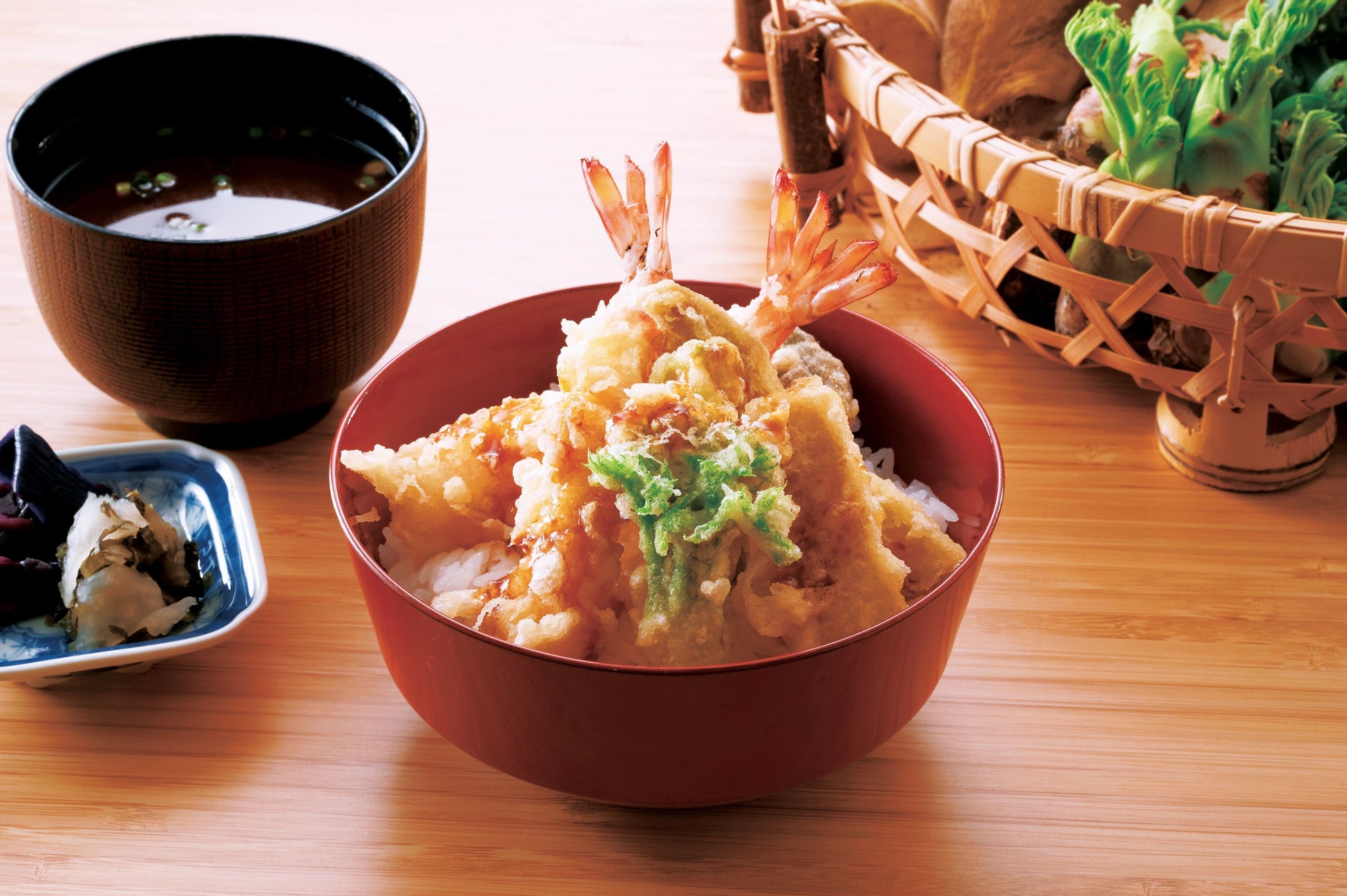 お食事の山菜と海老天丼