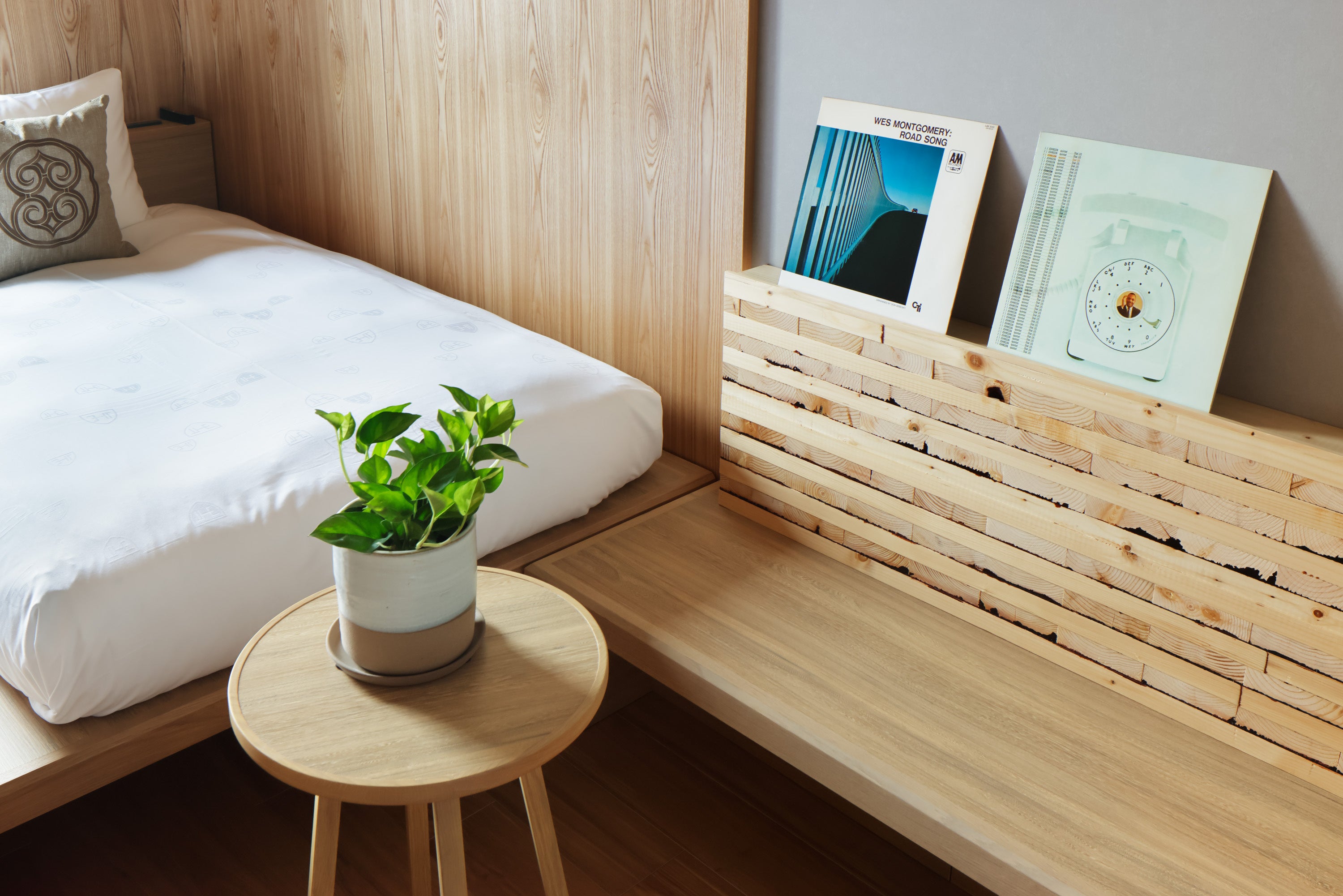 建築構造に使った北海道産木材の端材を活用した客室内ベンチ（ザ ロイヤルパーク キャンバス 札幌大通公園）