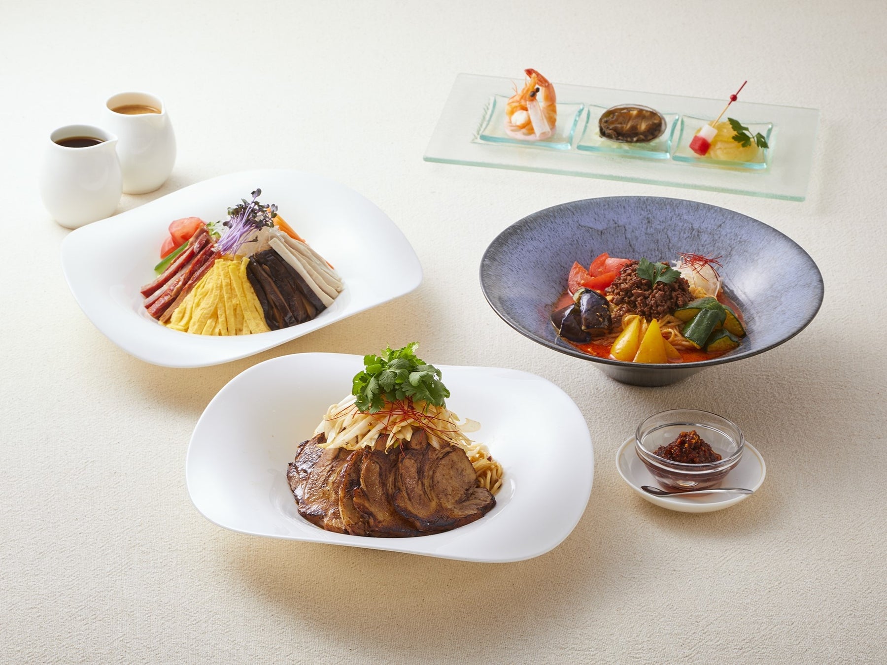 「涼麺」五目冷やし麺(左) 炙り叉焼和え麺(中央)、冷やし担々麺(右)