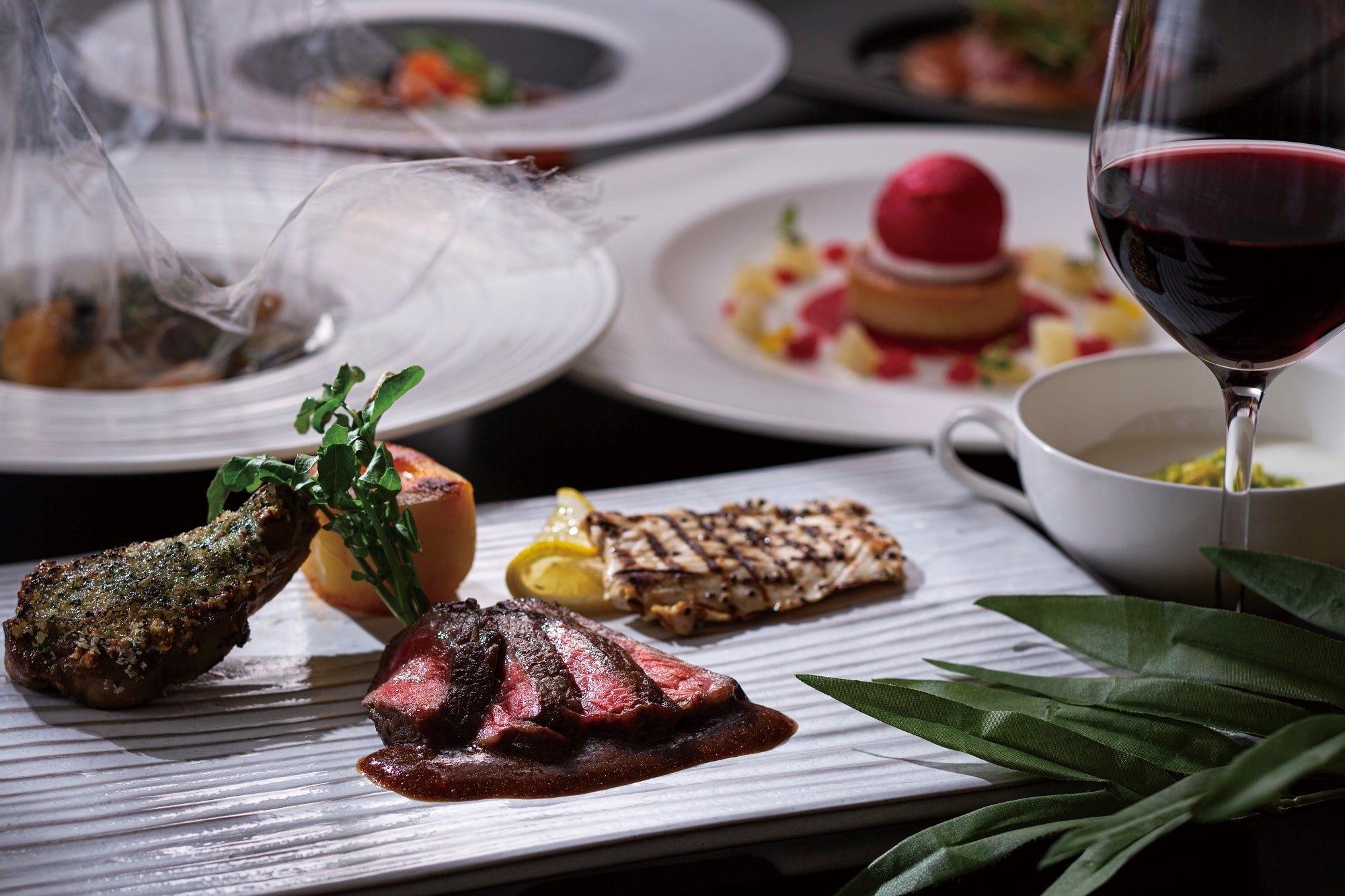 全7品を味わえる「摩天楼ディナー 宮崎牛と夏の彩」