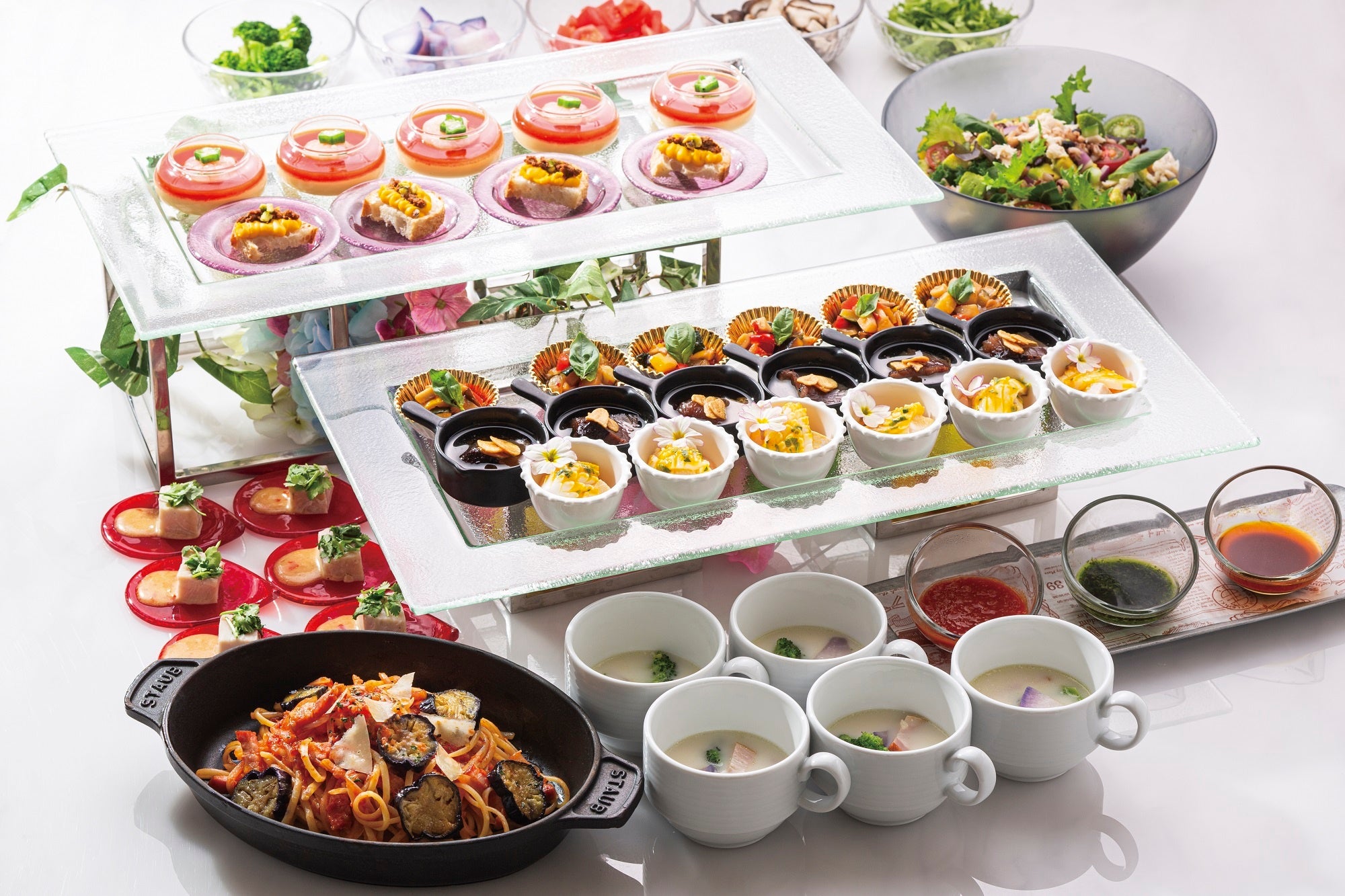 タパス、パスタ、サラダ、スープがブッフェで楽しめる「アイコニックランチ」