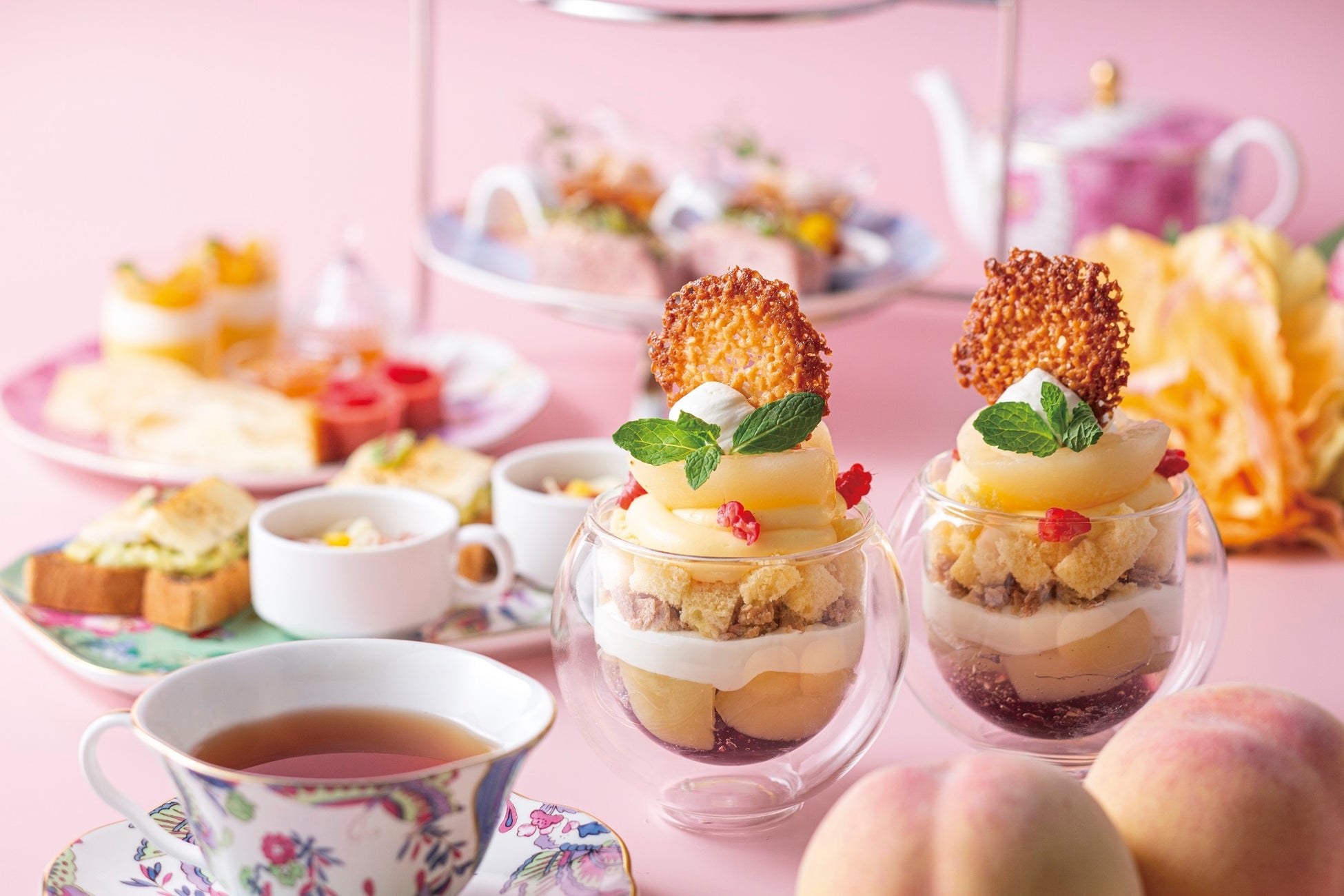 白桃が丸々1個分使用されている「ピーチメルバ風 白桃パフェ」