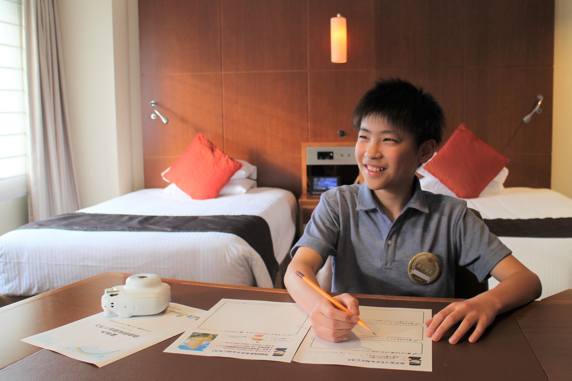 お部屋でワークシートをまとめて宿題が完成!(部屋タイプ:デラックスツイン)