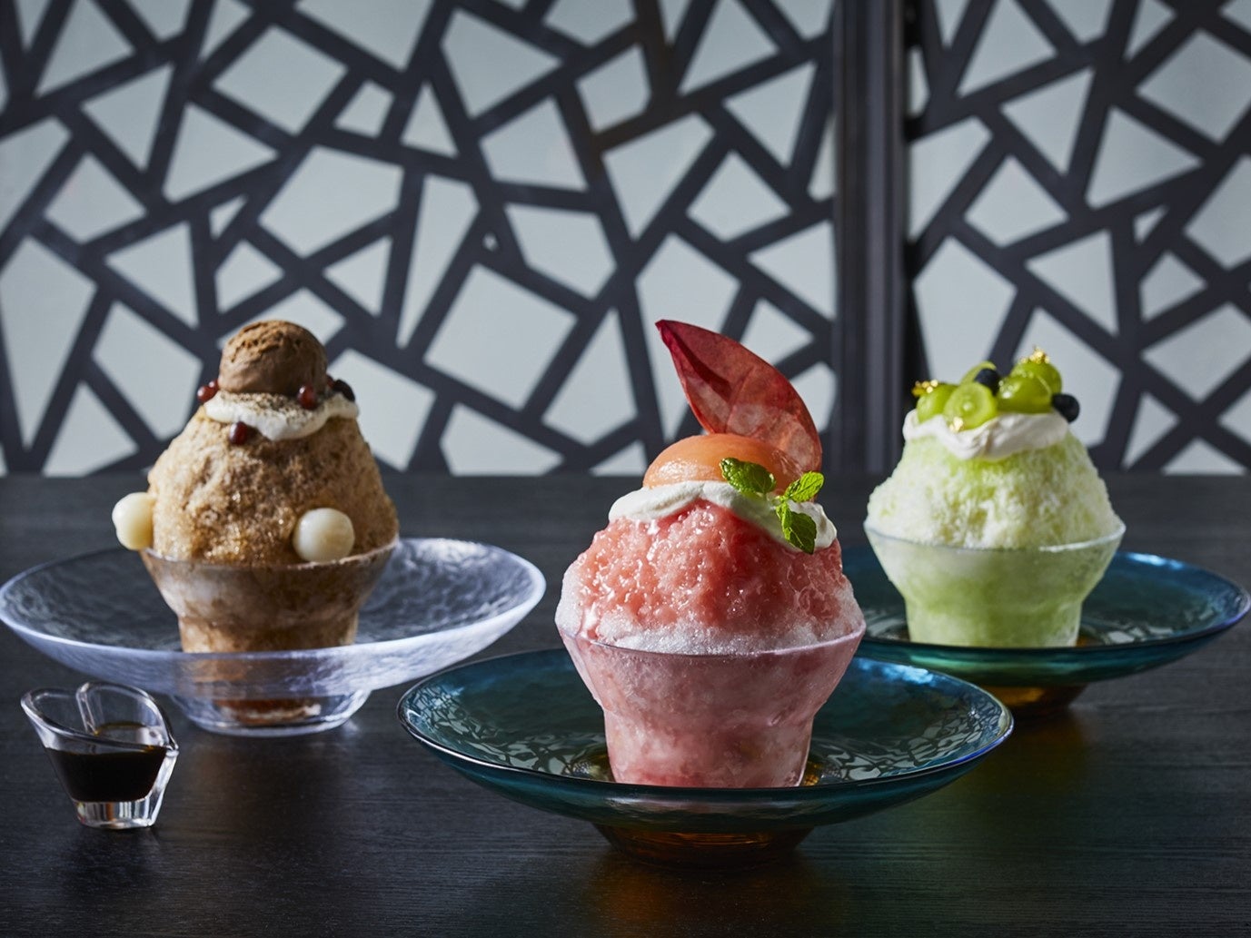 パティシエが贈る贅沢かき氷 ほうじ茶（左）、白桃（中央）、シャインマスカット（右）