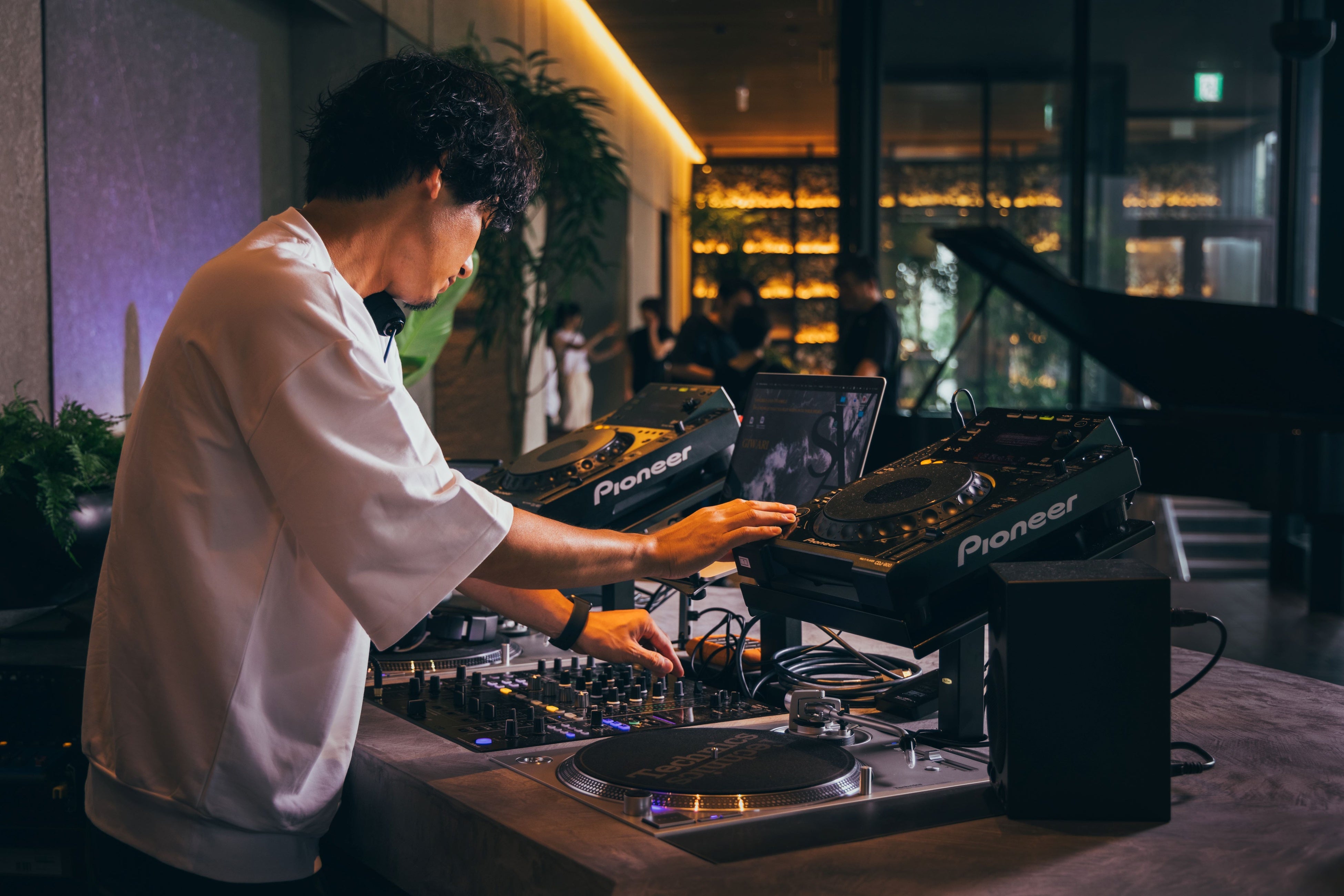 キャンバスラウンジでは、ピアノ演奏ありDJパフォーマンスあり、お好みの楽しみ方をしてくださいバスラウンジでは、ピアノ演奏ありDJパフォーマンスあり、お好みの楽しみ方をしてください