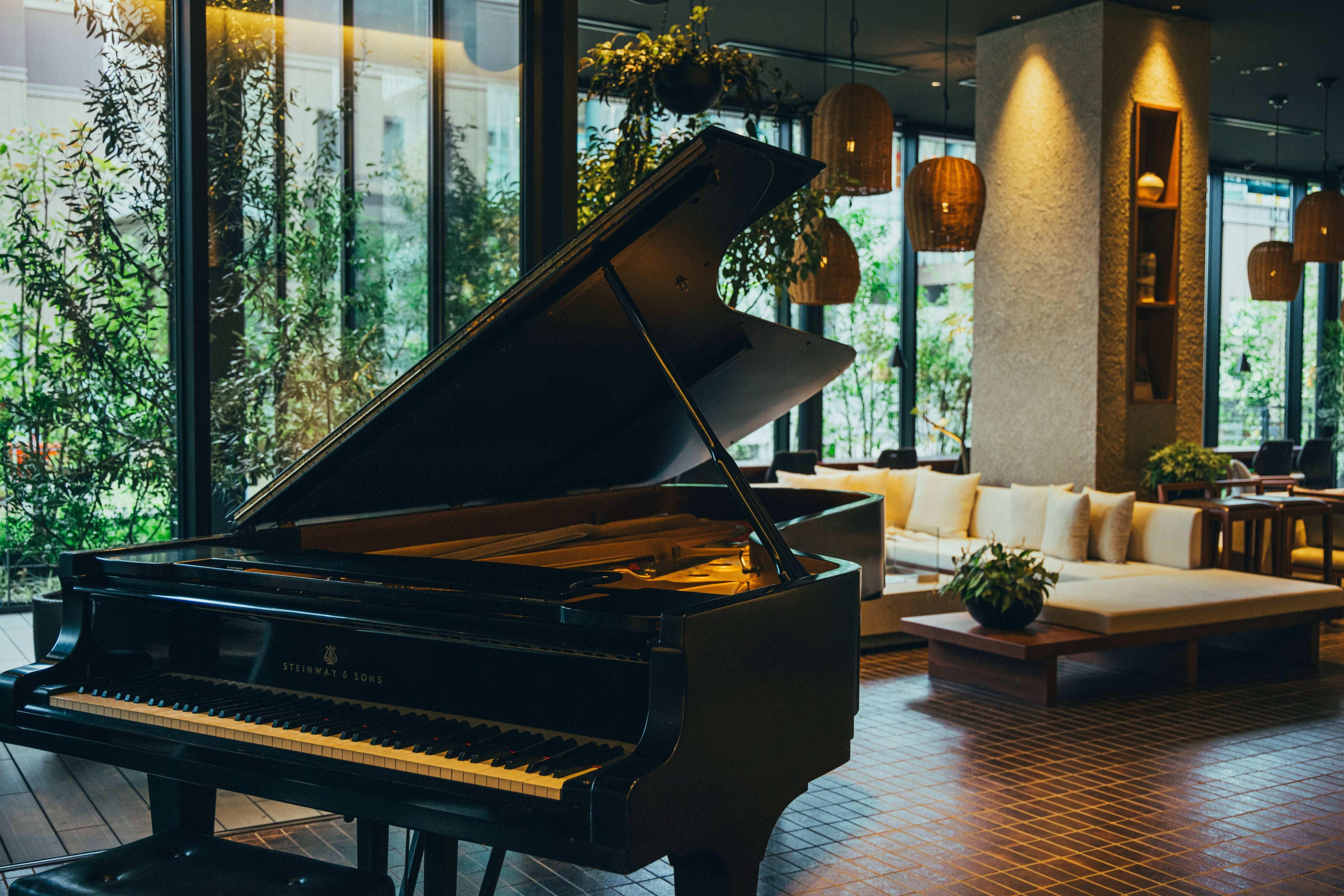 キャンバスラウンジでは、ピアノ演奏ありDJパフォーマンスあり、お好みの楽しみ方をしてくださいバスラウンジでは、ピアノ演奏ありDJパフォーマンスあり、お好みの楽しみ方をしてください