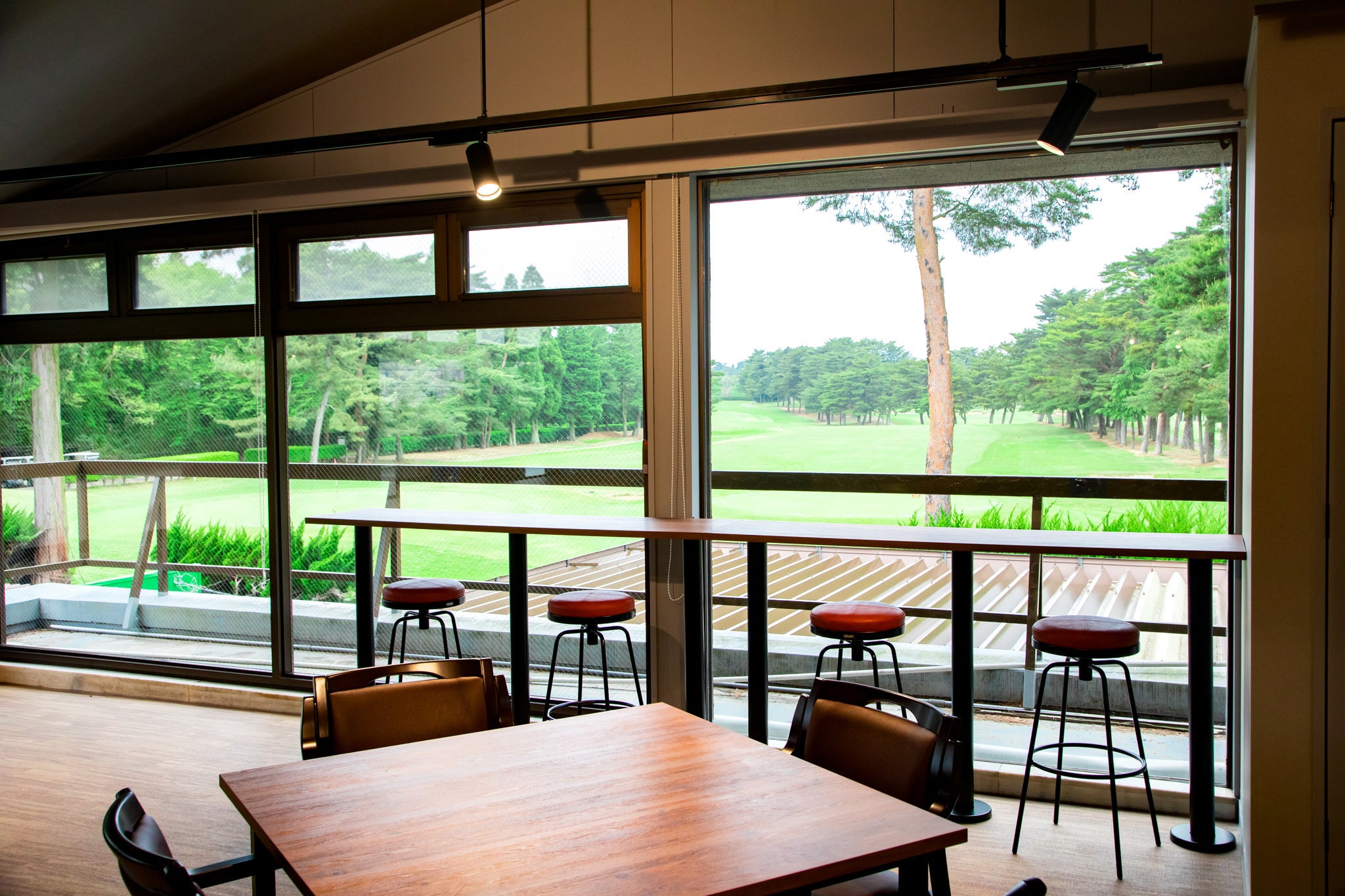 コースは名門の雰囲気漂う、松林に囲まれた27ホールの林間コース