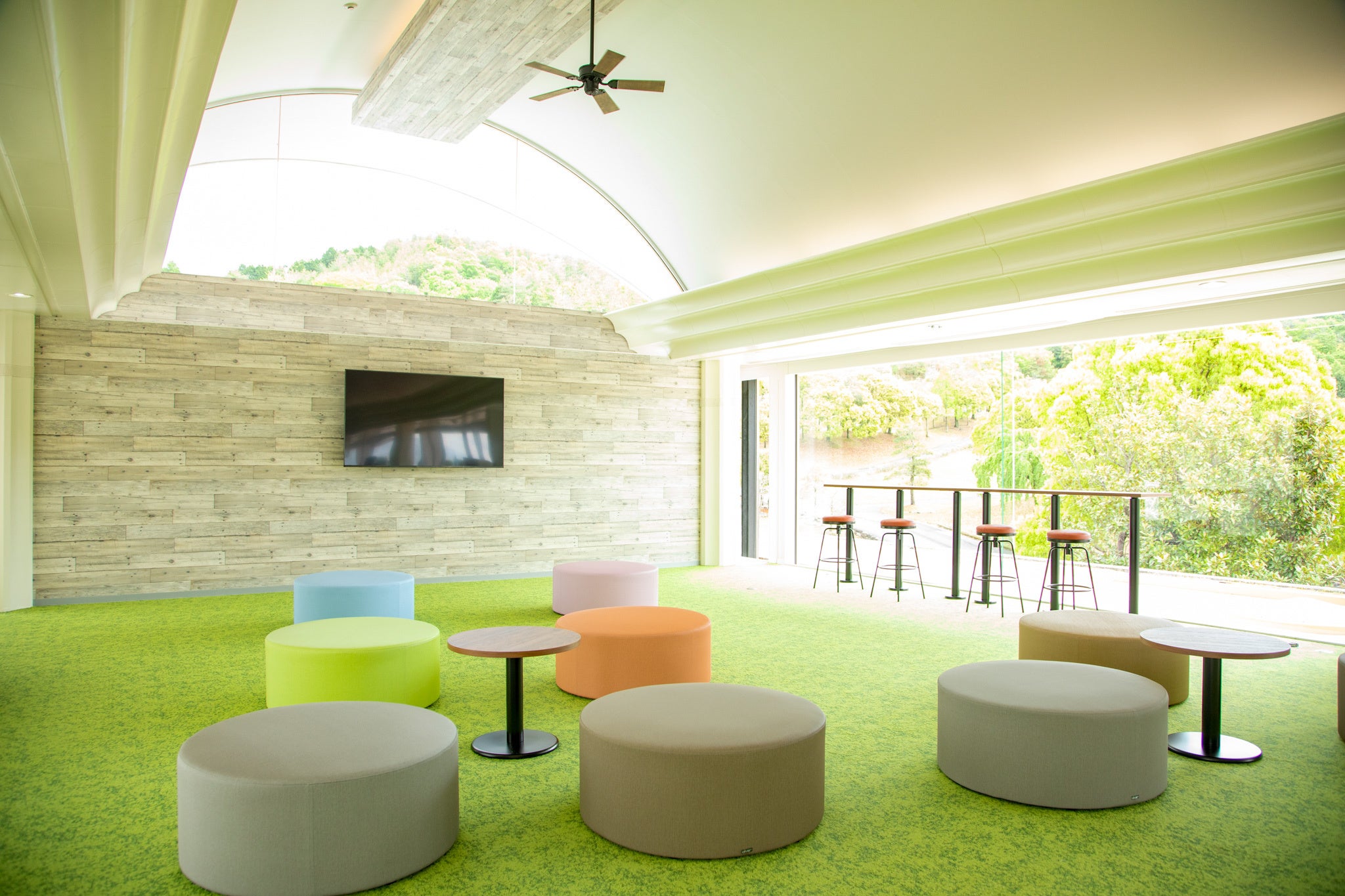 日の当たる2階休憩スペース