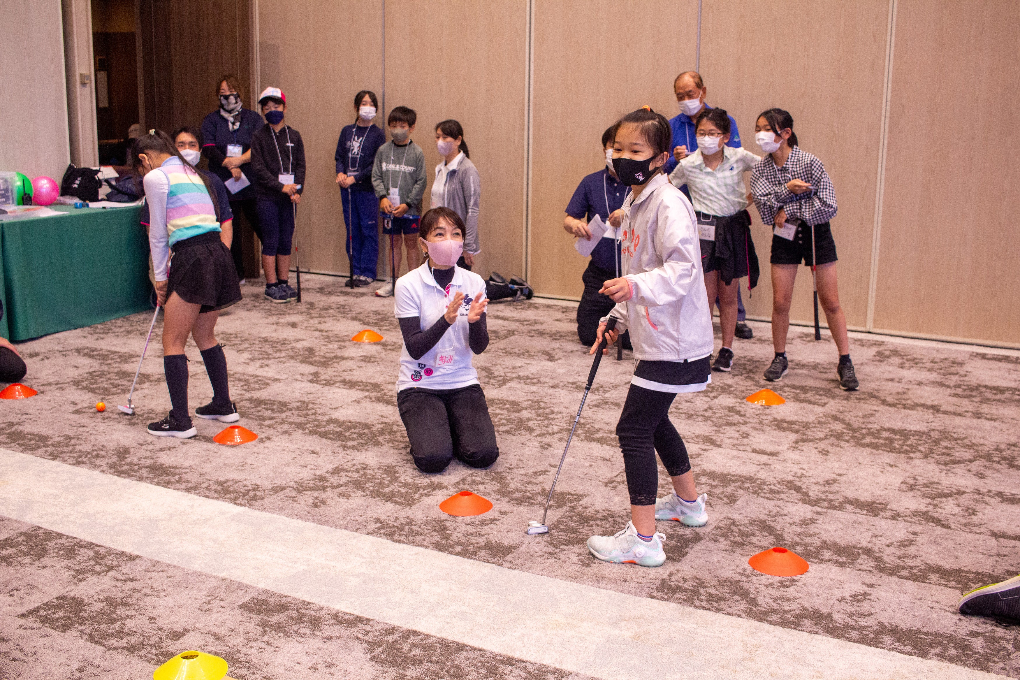 パッティングゲームで大盛り上がり